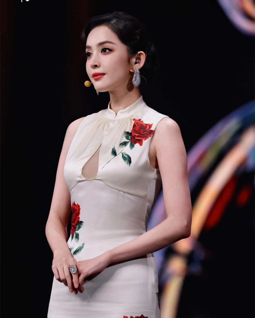 古力娜扎厦门金鸡造型!本来挺优雅的,为啥要开一个洞?