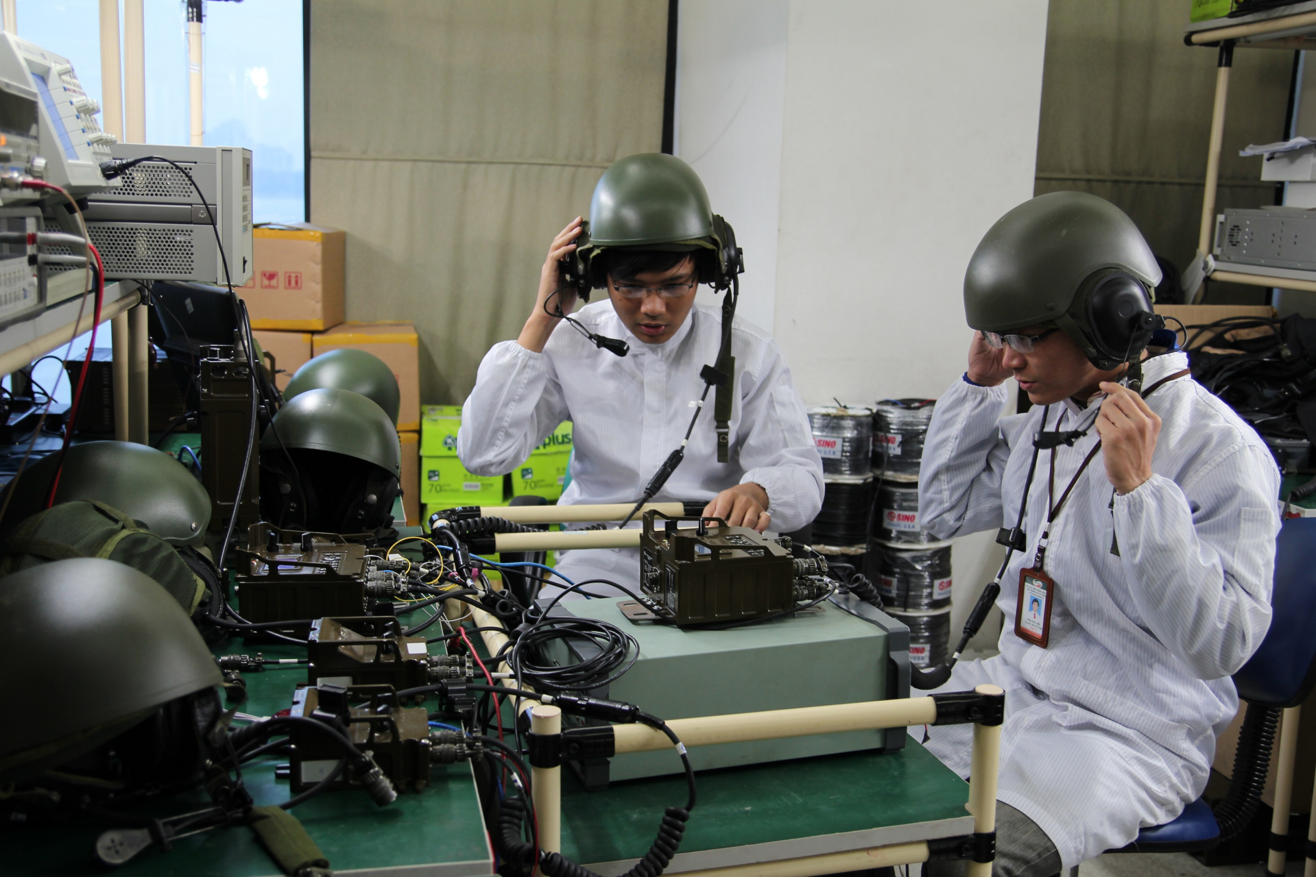 越南装甲军工电信集团的员工正在测试t-54m主战坦克的对讲系统和坦克