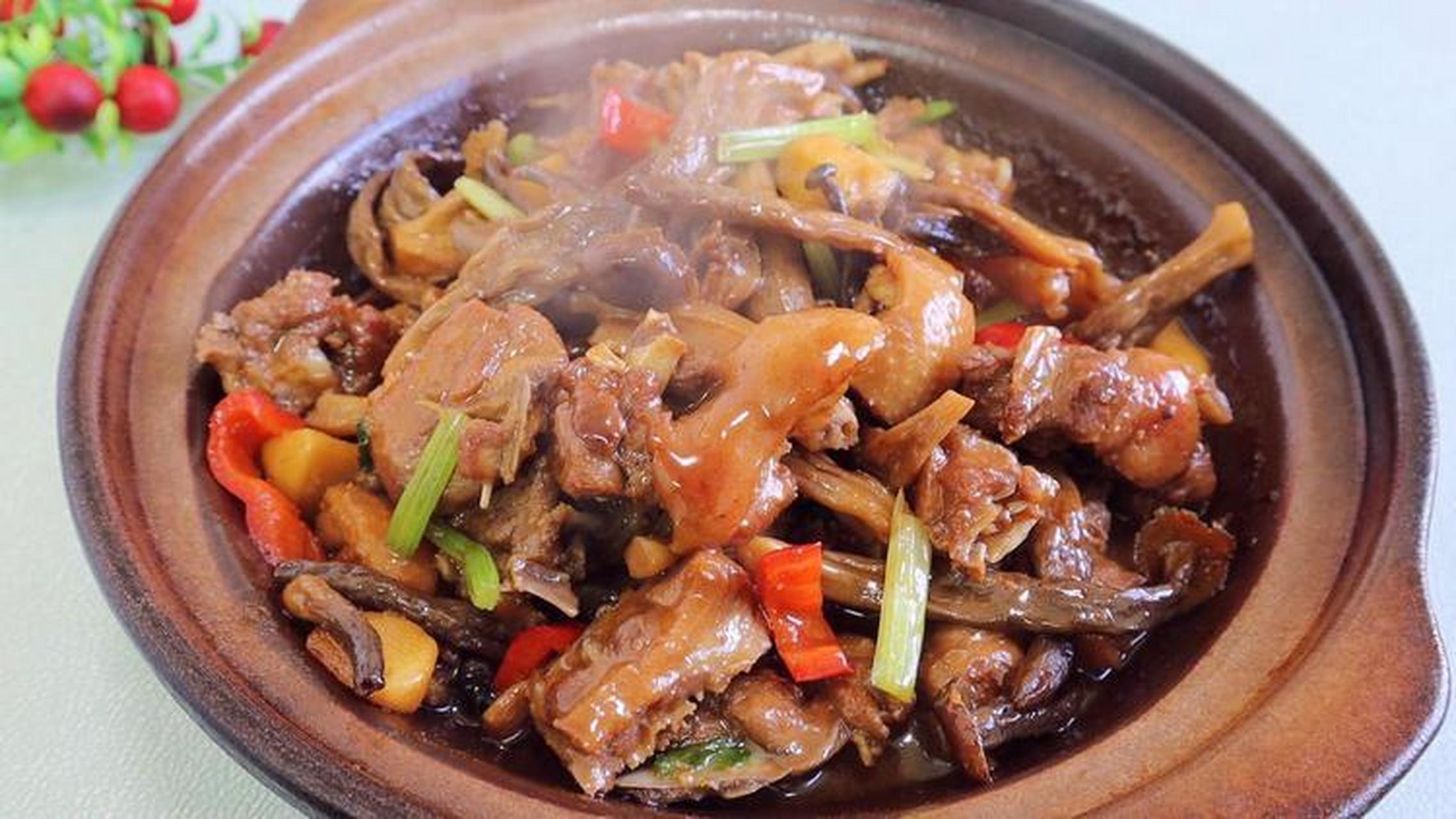 99鹿茸菇焖鸭是一道美味的中式烹饪菜肴,以鸭肉和鹿茸菇为主要食材
