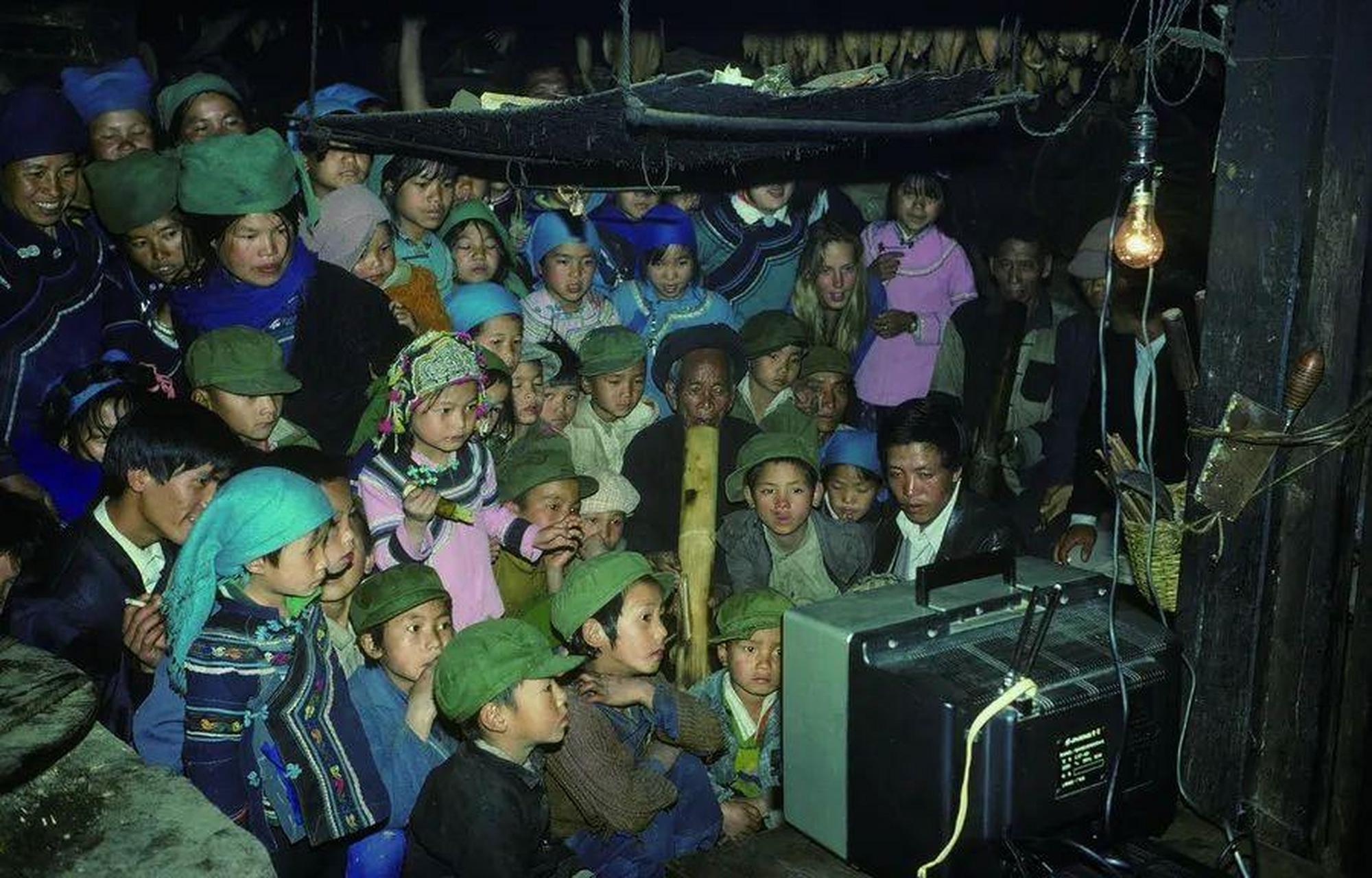 1993年的云南红河,哈尼族人聚在一起看黑白电视机,就像看电影一样.