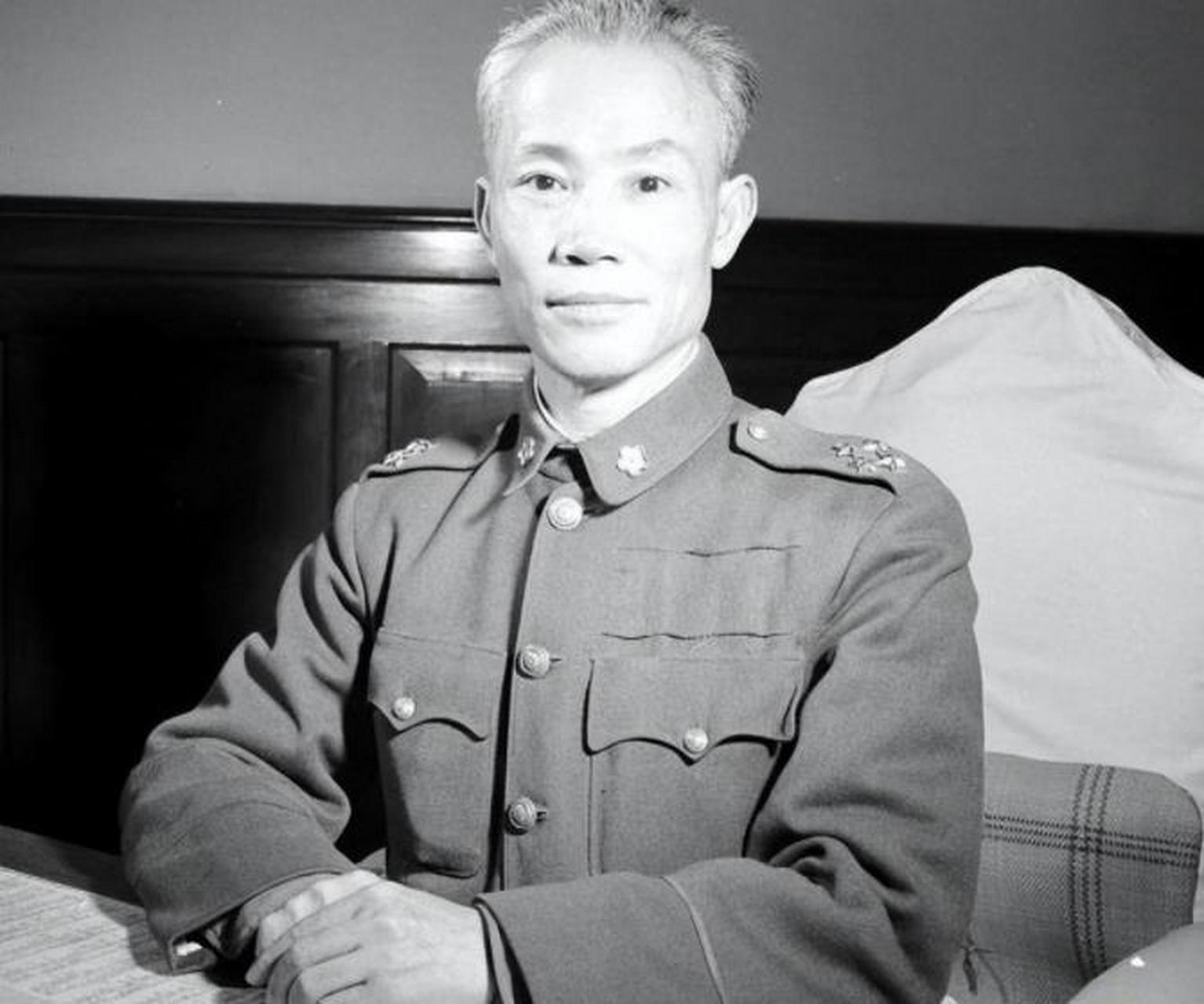 黄维被特赦后,为什么要专门跑去香港,买一本《陈诚传》.