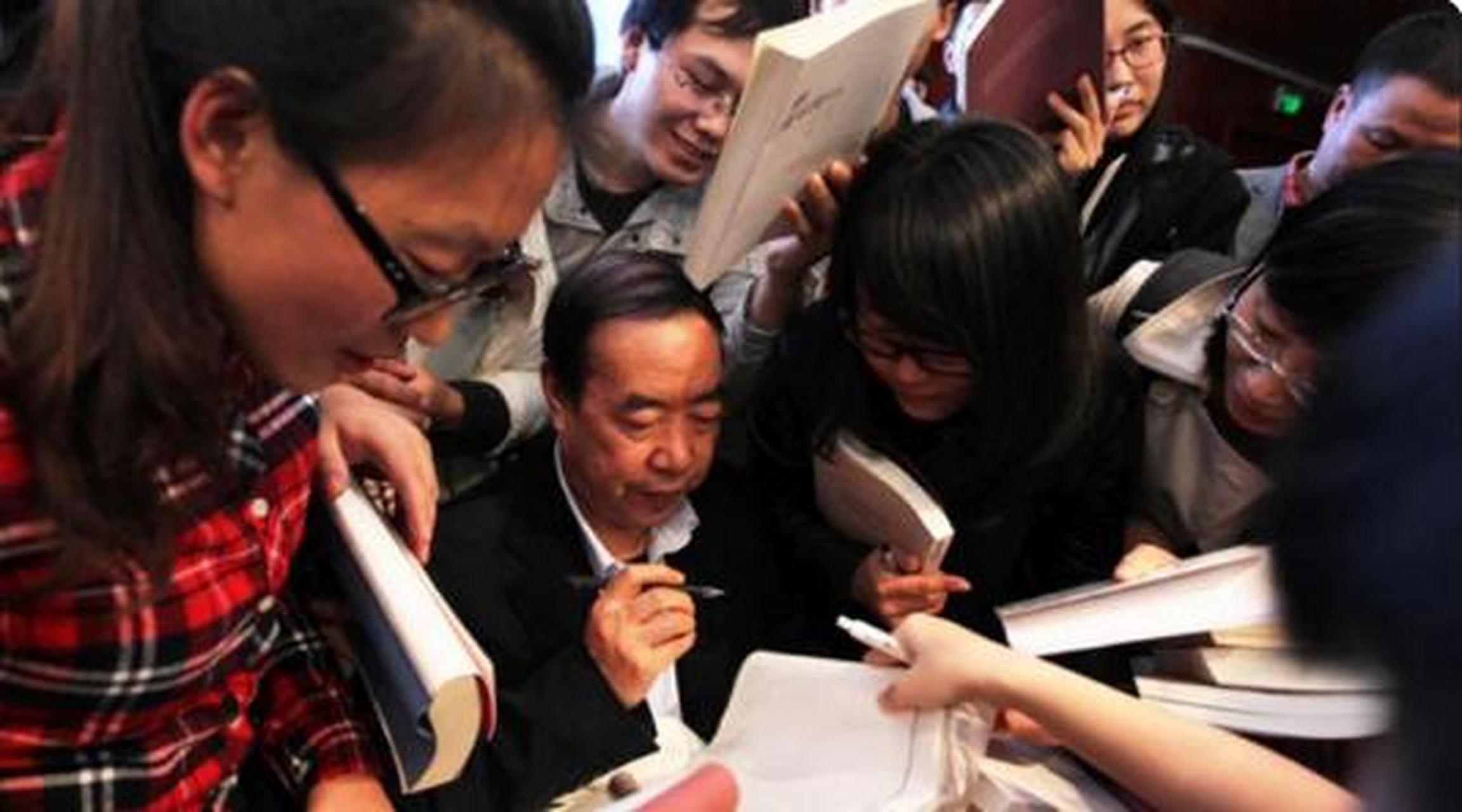 1996年,贾平凹娶了小自己17岁的护士郭梅为妻,在婚后,他腆着脸提出了