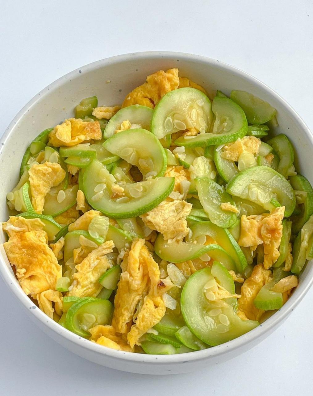 西葫芦炒鸡蛋[鸡蛋] 【西葫芦炒鸡蛋】 [微风]  准备材料: 西葫芦