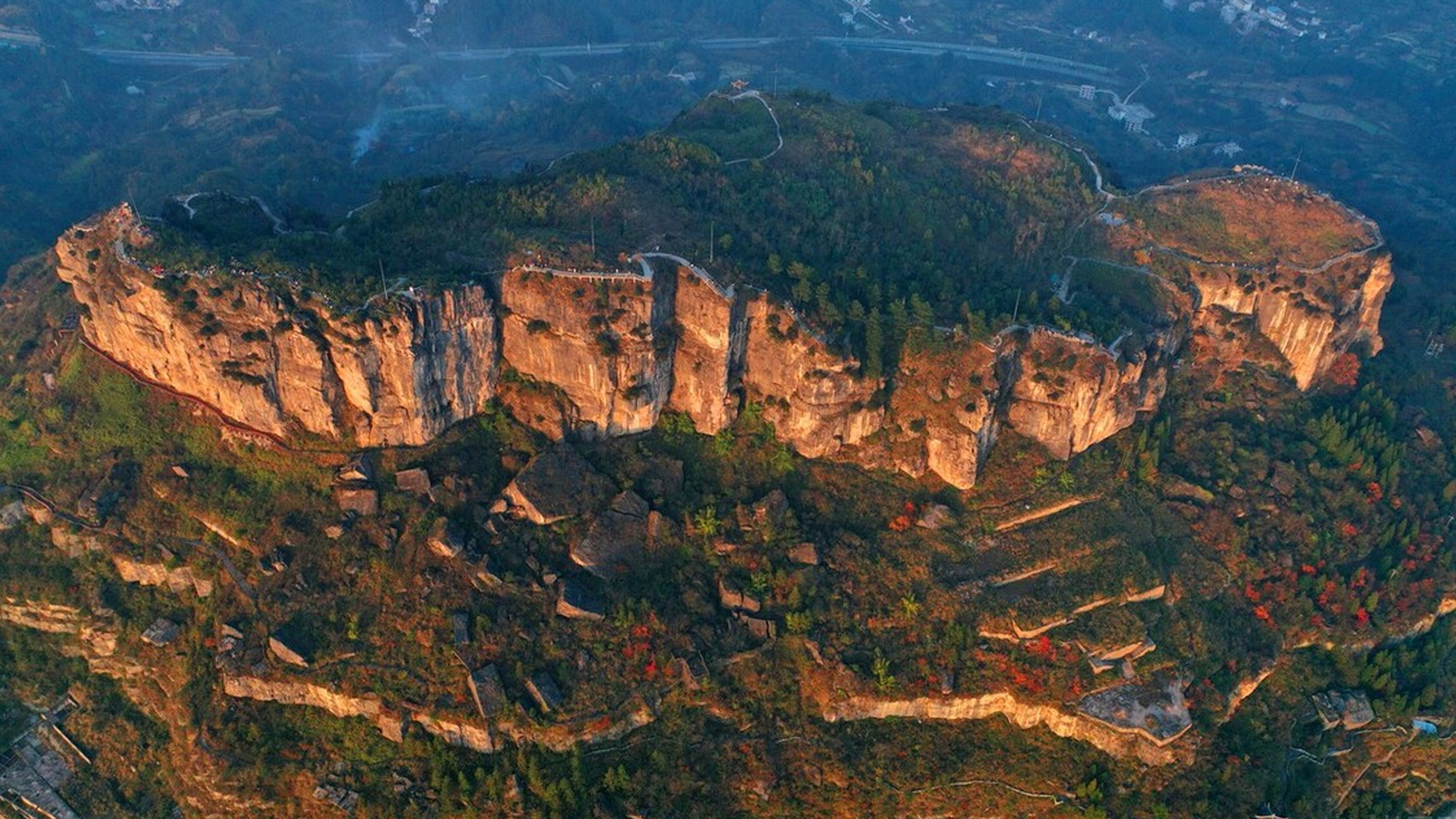 贵州凯里市郊香炉山,冬日里依旧五彩斑斓,香炉山仅有一条小道盘旋而上