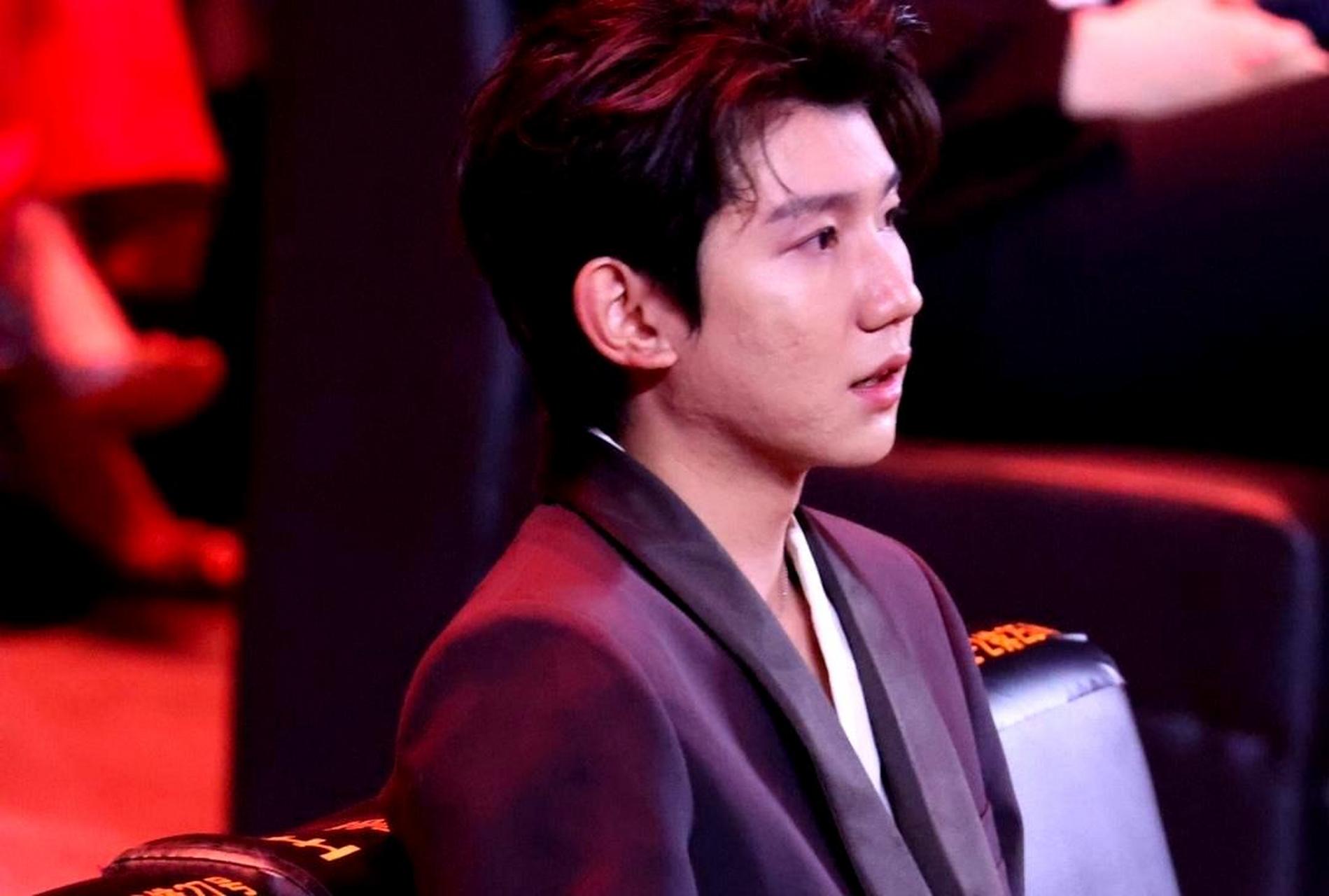 王源的五官非常出色,但他的皮肤状况可能因为工作过度劳累,需要调整