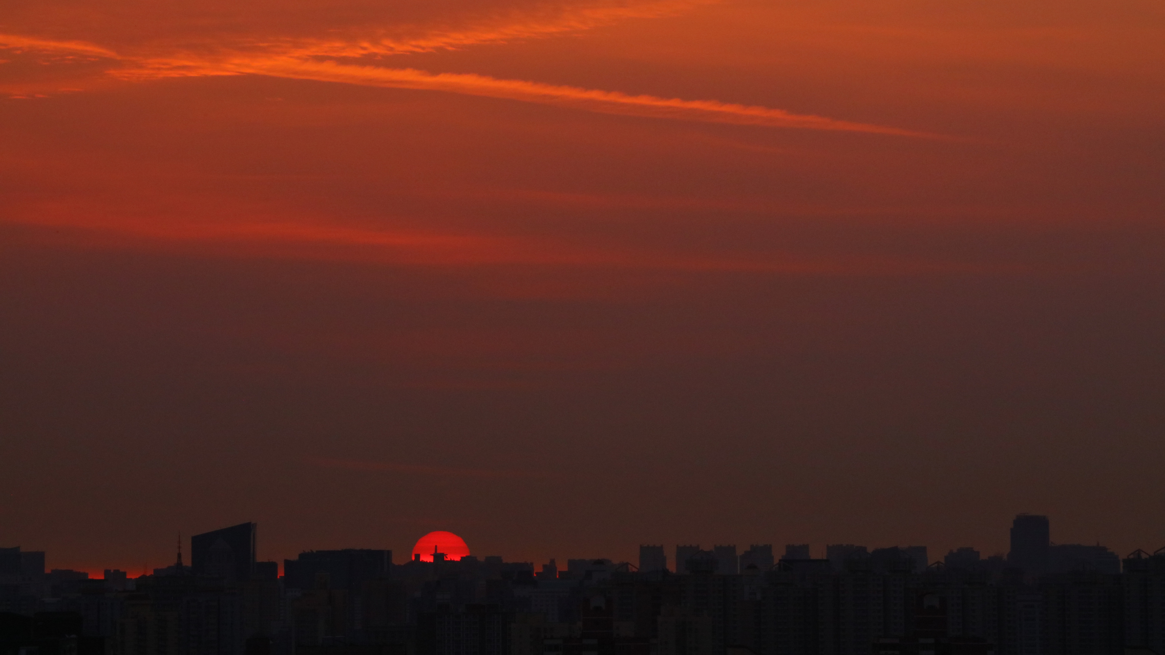 今晨北京朝霞红似火】清晨,太阳即将喷薄而出,昌平新城的天空被朝霞染
