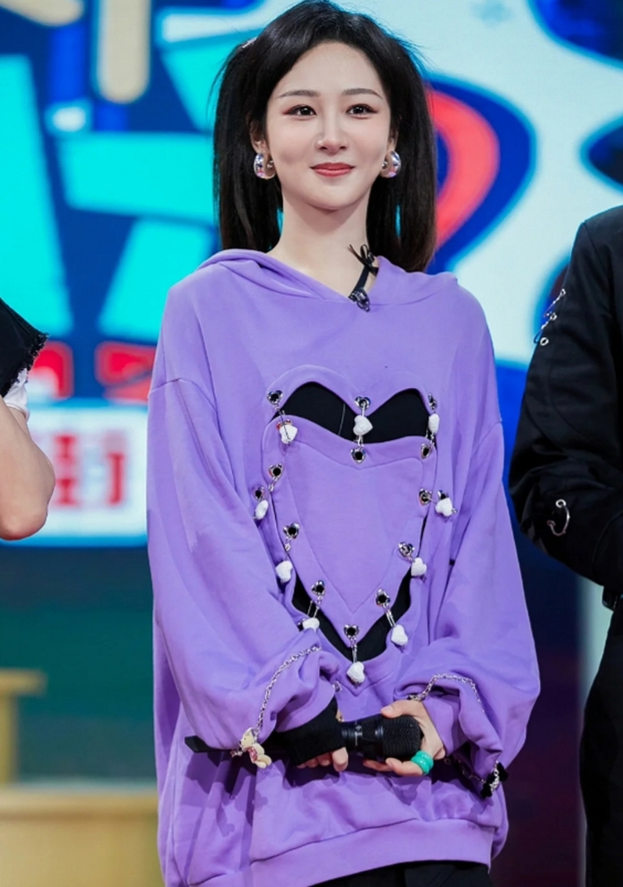 杨紫双马尾造型穿搭 杨紫选择的紫色连帽卫衣非常引人注目.