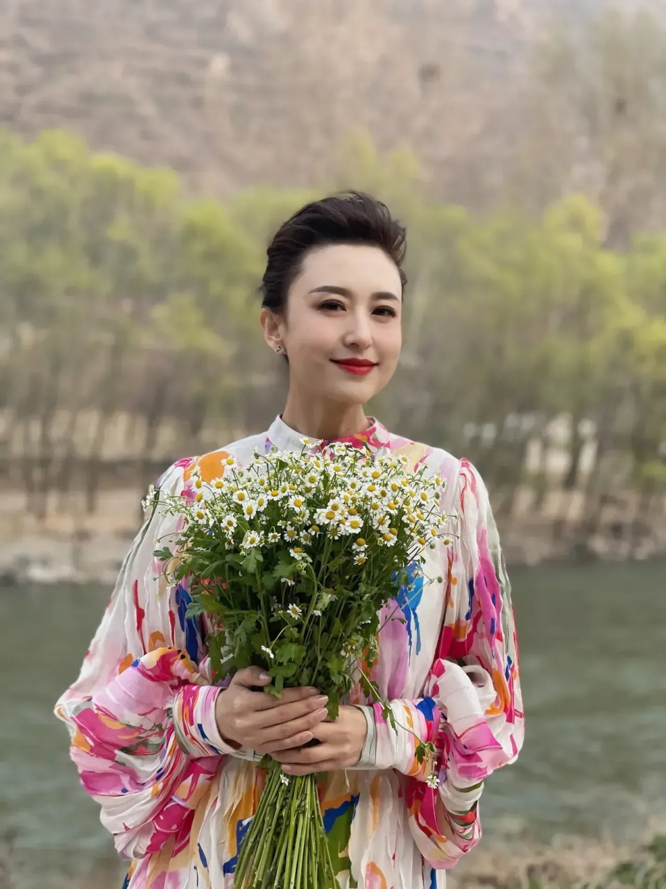 央视著名主持人张蕾我喜欢置身于大自然中拍照,一袭白色印花真丝