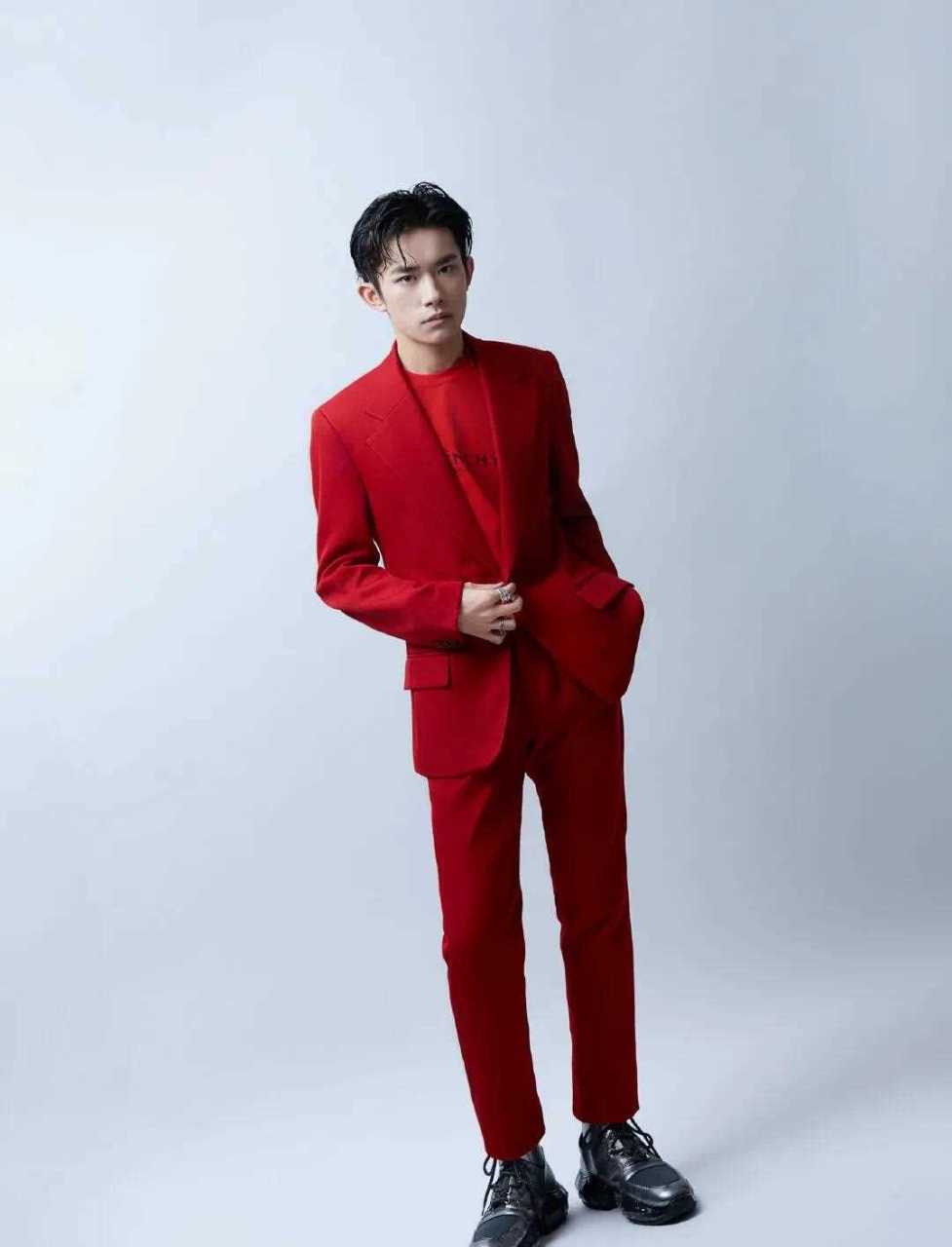 tfboys易烊千玺六周年红色西装造型,好魅惑一男的[再见]