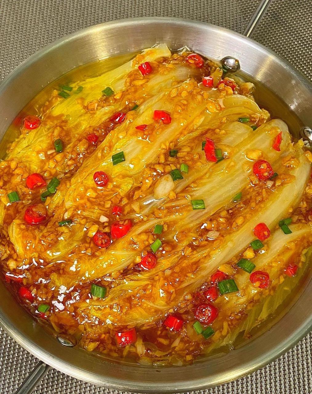 兔年"正月里"美食分享:蒜蓉娃娃菜 做法 1调个料汁:2勺生抽,1勺蚝油,1