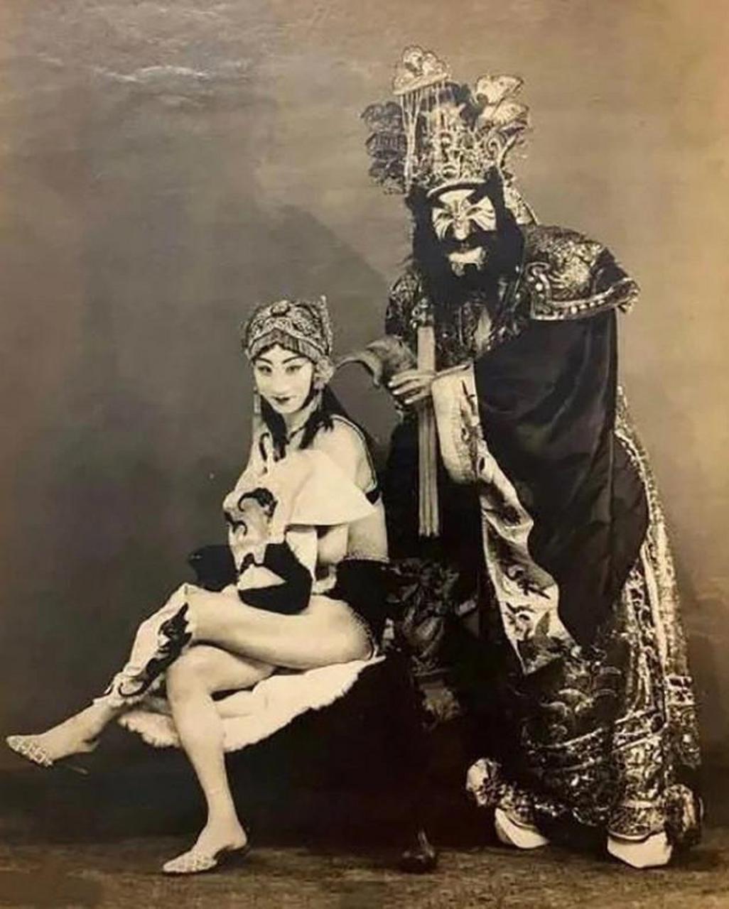 的确,据传小杨月楼师傅所饰演的妲己角色十分妖娆动人,当演到妲己出浴