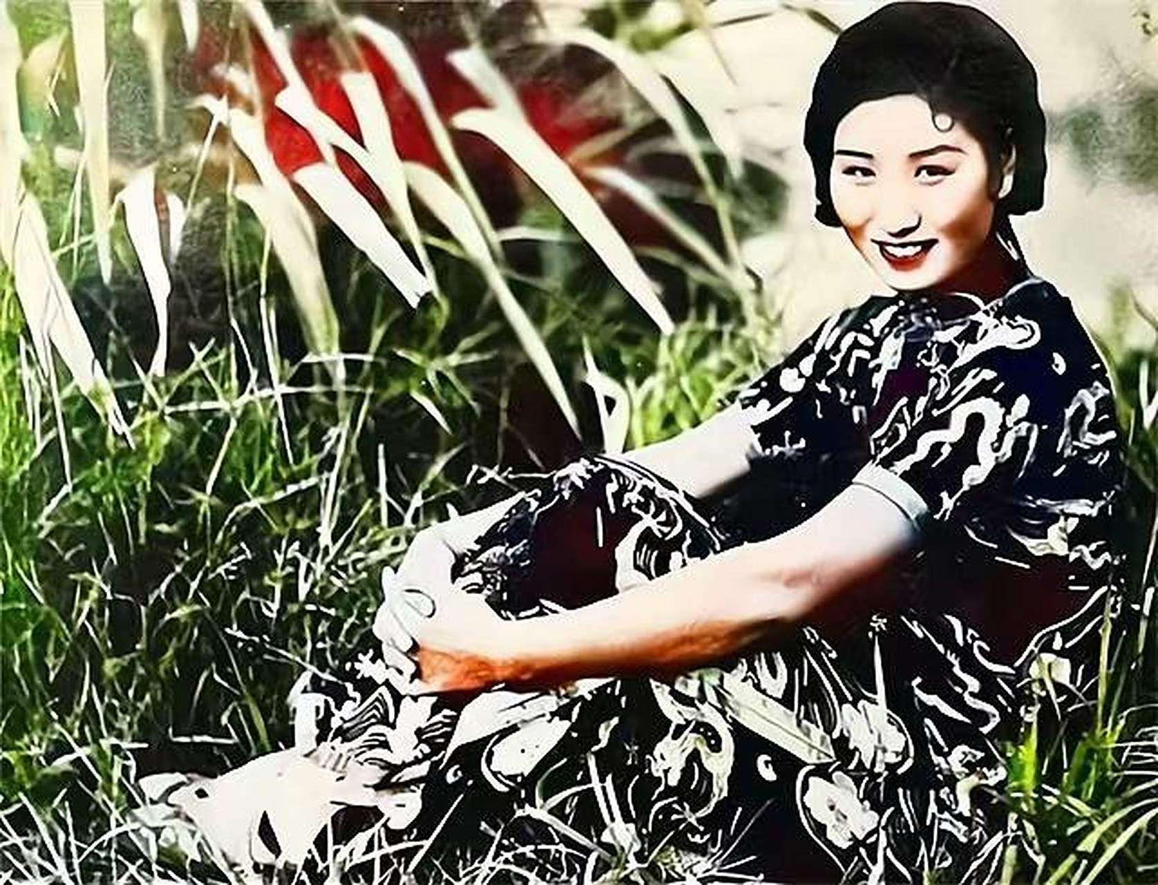 郑萍茹出身不凡,父亲是同盟会元老,母亲出身于日本名门世家.