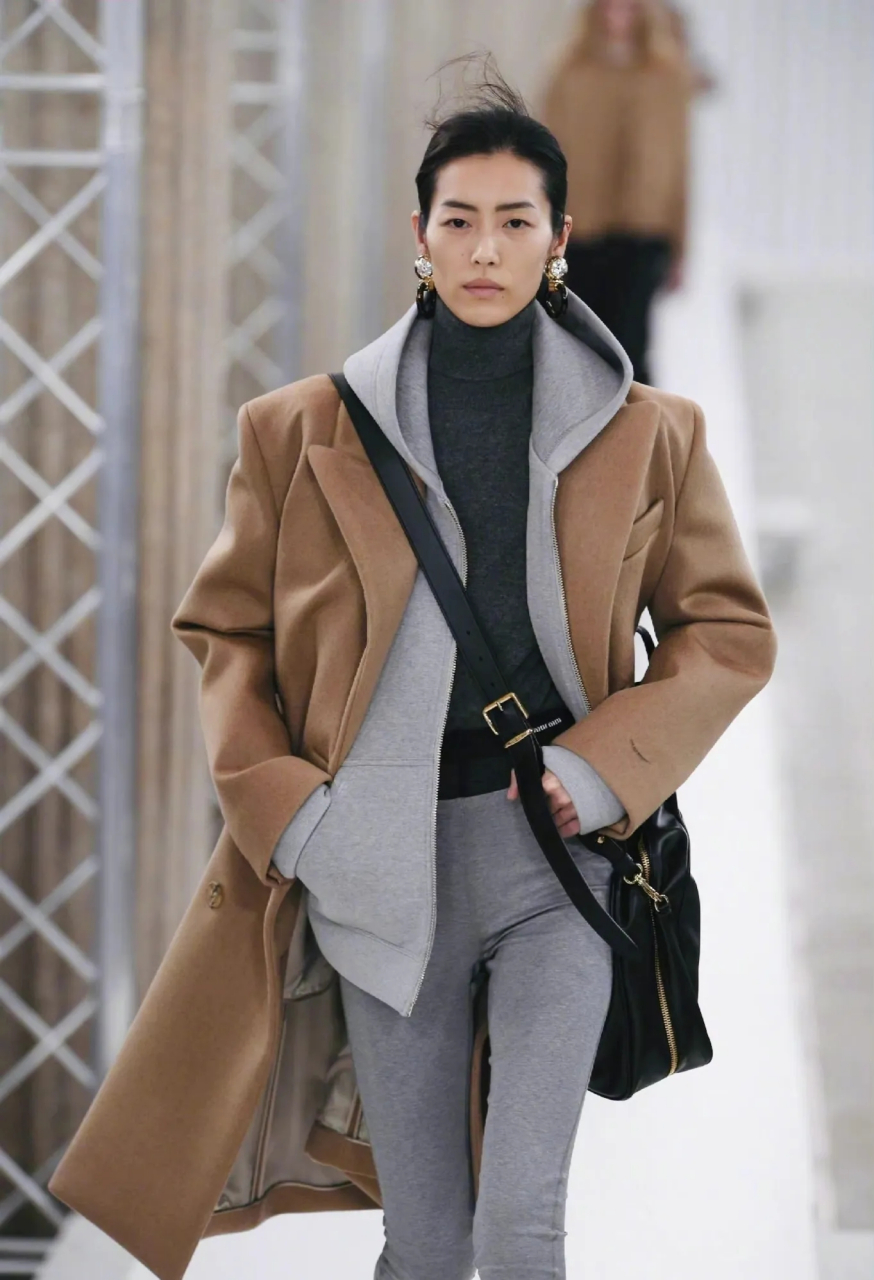 刘雯九场走秀造型,每一场都很惊艳,不愧是超模,气场真的好强大,好喜欢