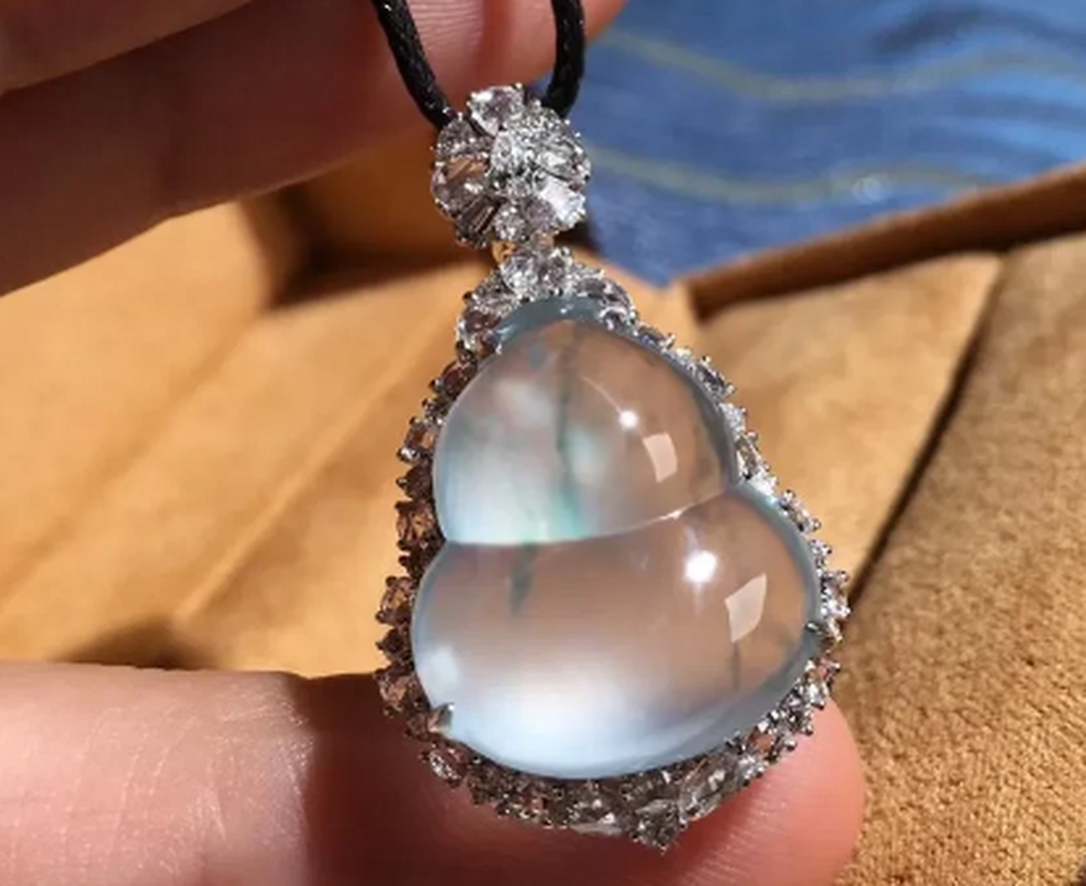 点击头像看直播##翡翠#高冰种翡翠葫芦吊坠,硬朗如钢的质地,不失稳篌