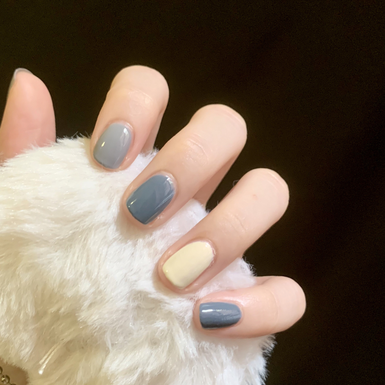 雾霾蓝灰色调的跳色搭配美甲 轻熟温柔风格 简单干净的配色,素雅柔和