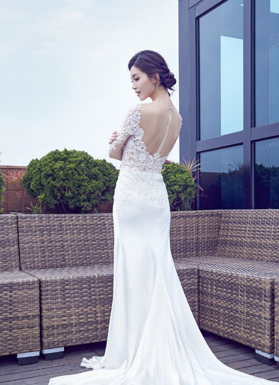 白色的抹胸婚纱穿在文咏珊身上显得十分优雅