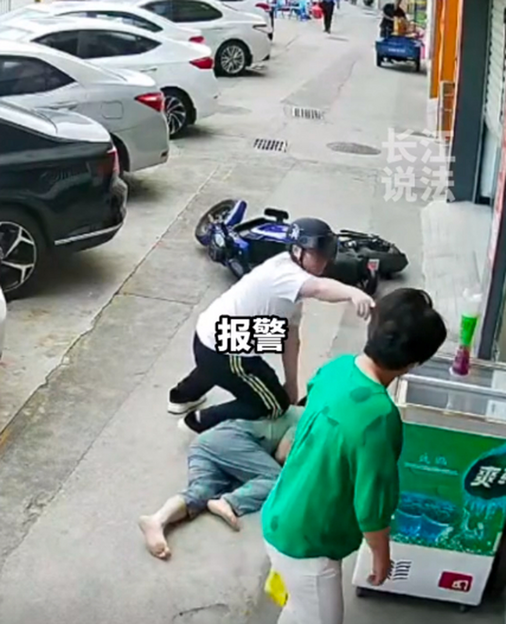 陌生男子突然背后抱住母亲猥亵,儿子丢下摩托车一跃冲了上去.