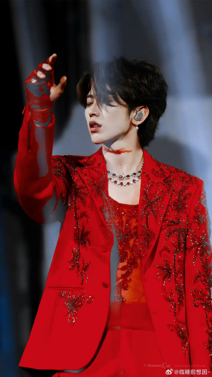 蔡徐坤新加坡演唱会如期举行,期间多次向粉丝鞠躬道歉"抱歉,让你们