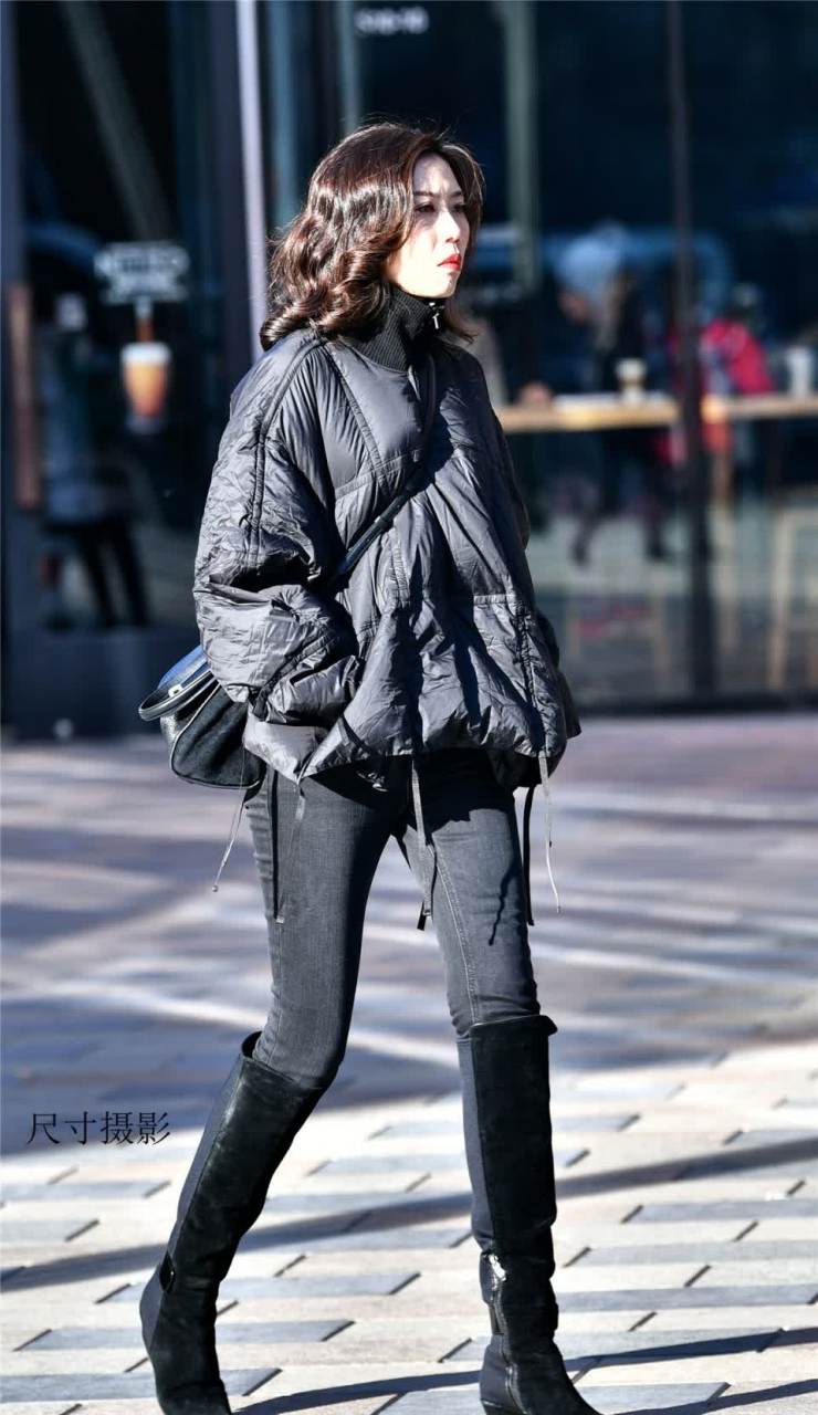 穿牛仔裤,过膝靴的美女,显得气质优雅时尚帅气