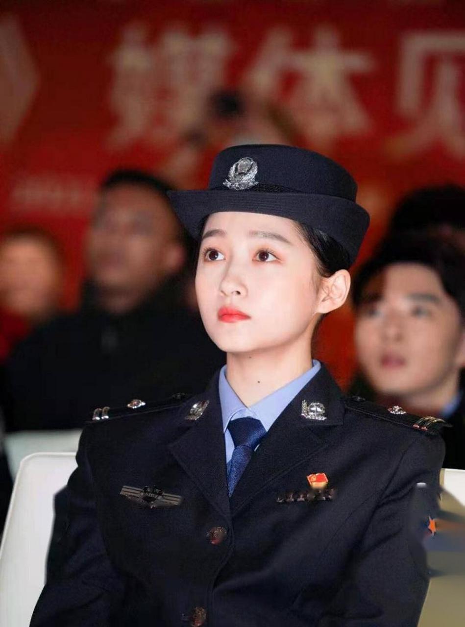 关晓彤女警造型,穿制服也能看出脸小腿长,减肥很有成效! #娱乐