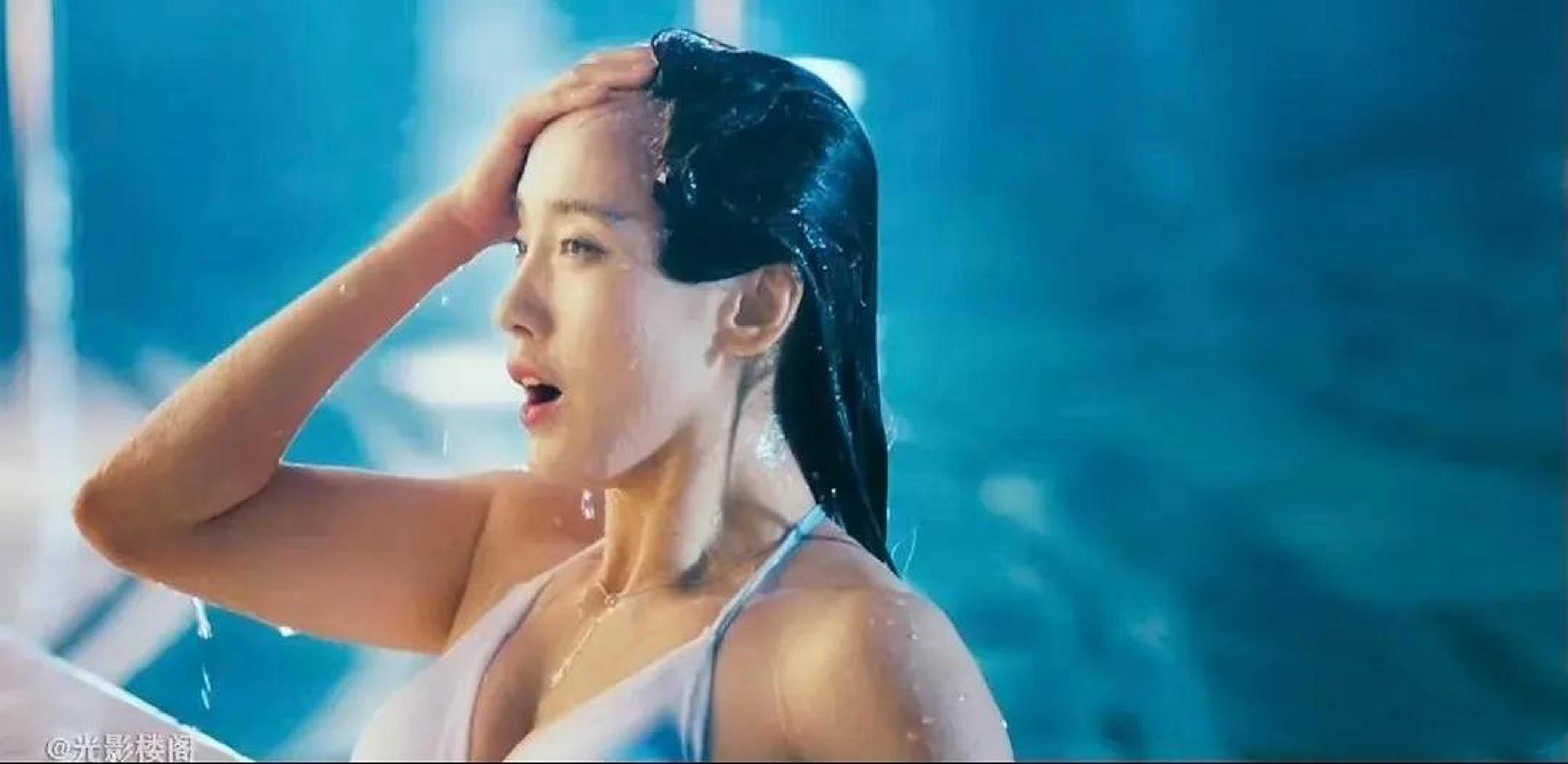 在电影《夏洛特烦恼》中,王智所饰演的角色秋雅,在泳池出水的那一刹那
