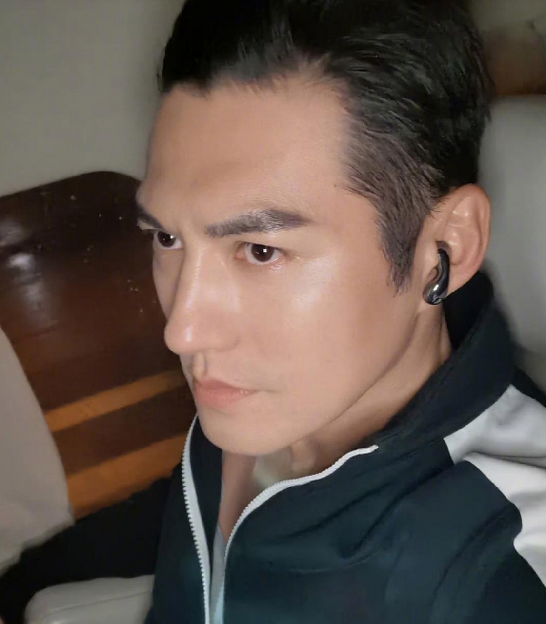 严屹宽坐在车里秀侧颜,五官太立体了,英气的面庞依然让很多粉丝着迷.