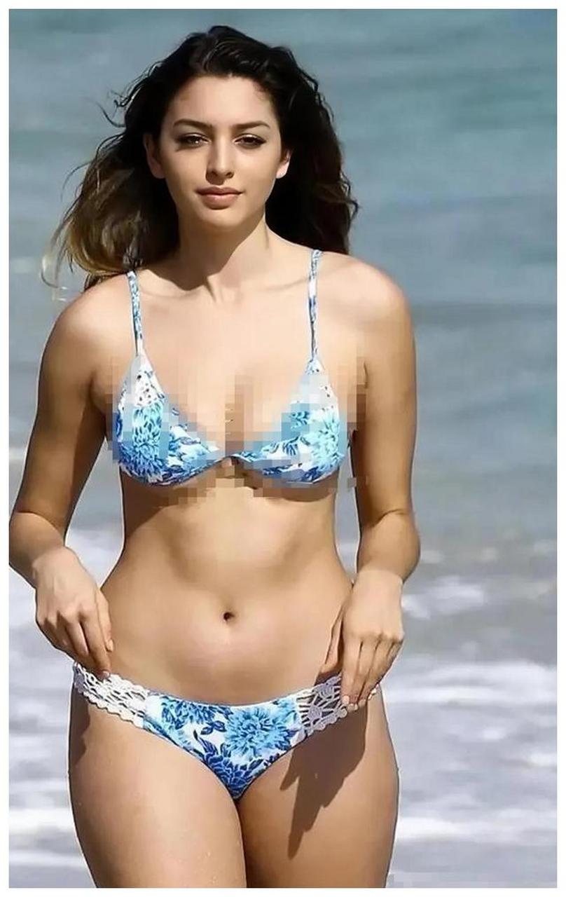 celine farach(席琳·法拉奇),身穿比基尼在海滩拍美照