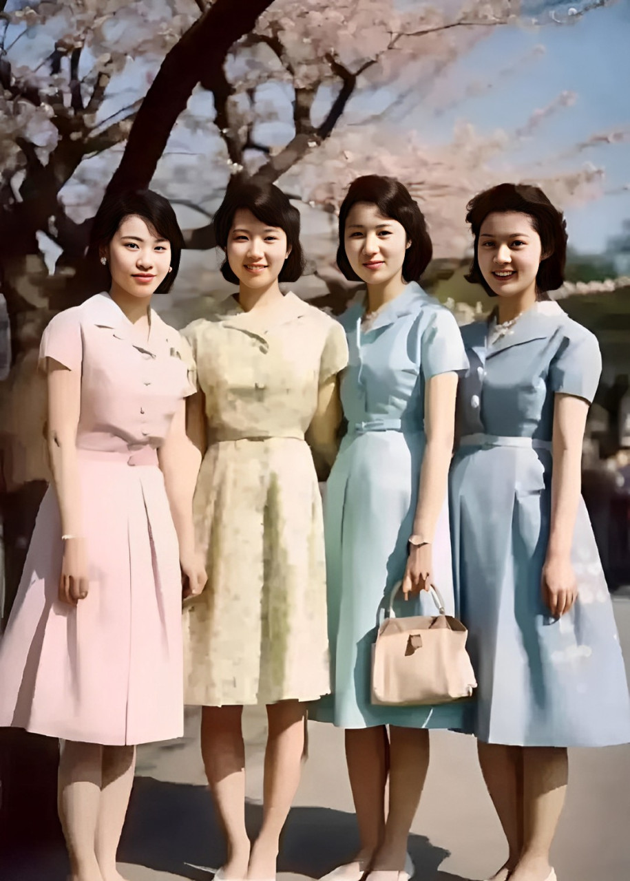 这是上世纪80年代初,几位时髦的女孩,难得一见的合影,从照片中我们