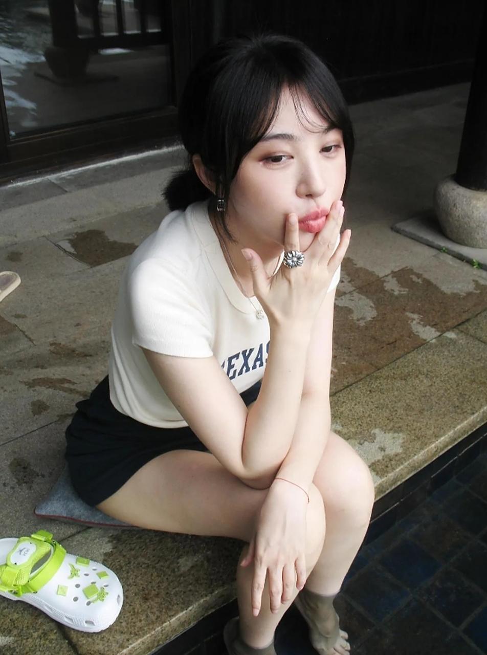 古宅美景中,李菲儿穿着休闲超短裙,喝茶戏水,激起了雪白的水花,可真