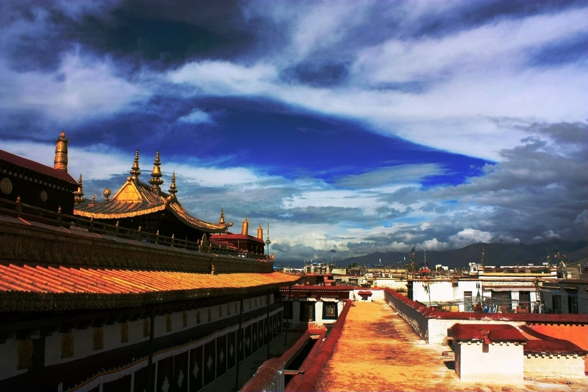 传说大昭寺寺址最早是一片湖,松赞干布曾在湖边-向尺尊公主许诺,在