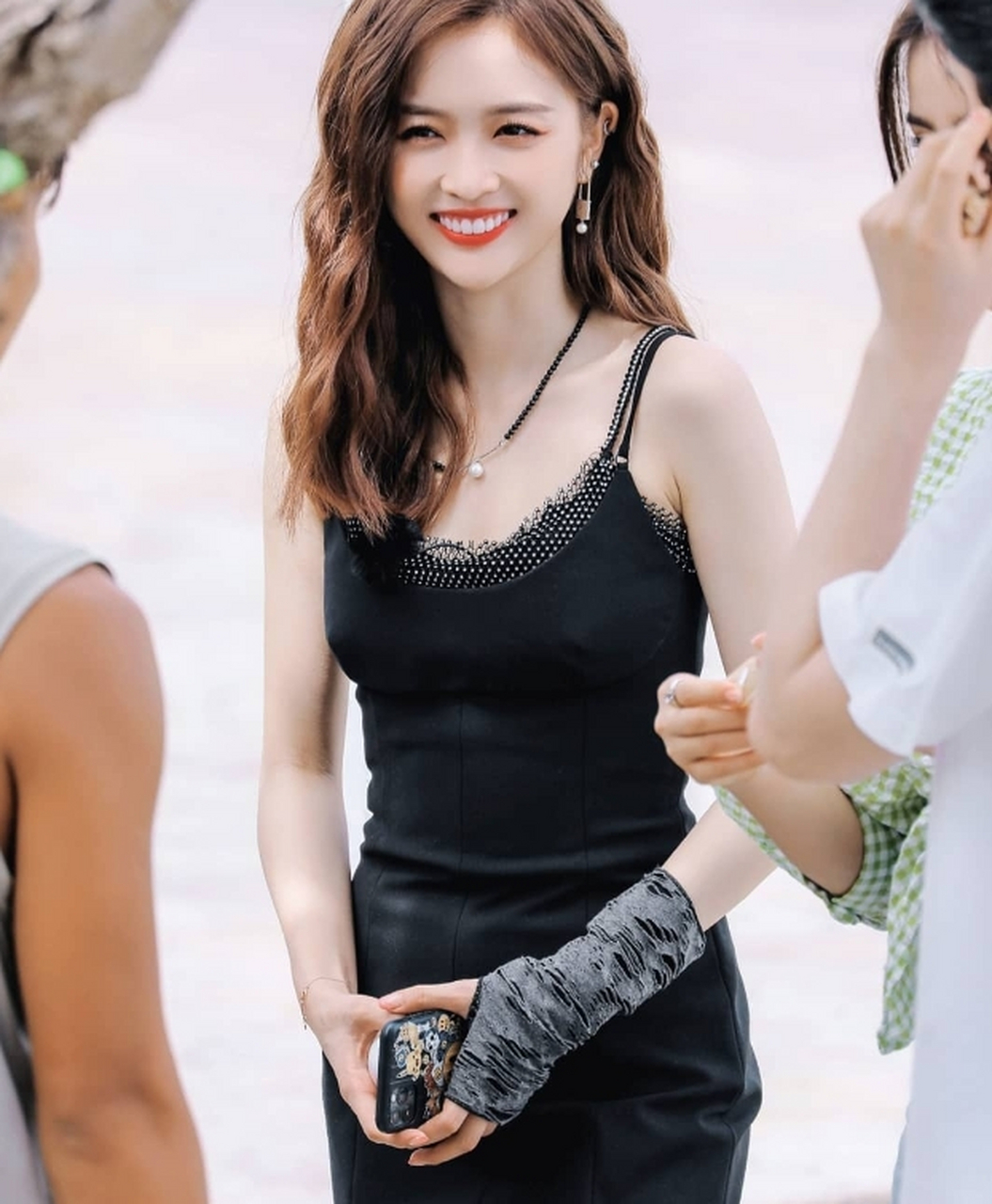 雪肤玉貌,身姿曼妙的#吴宣仪# 一袭黑色吊带裙,大波浪卷发披肩,烈焰