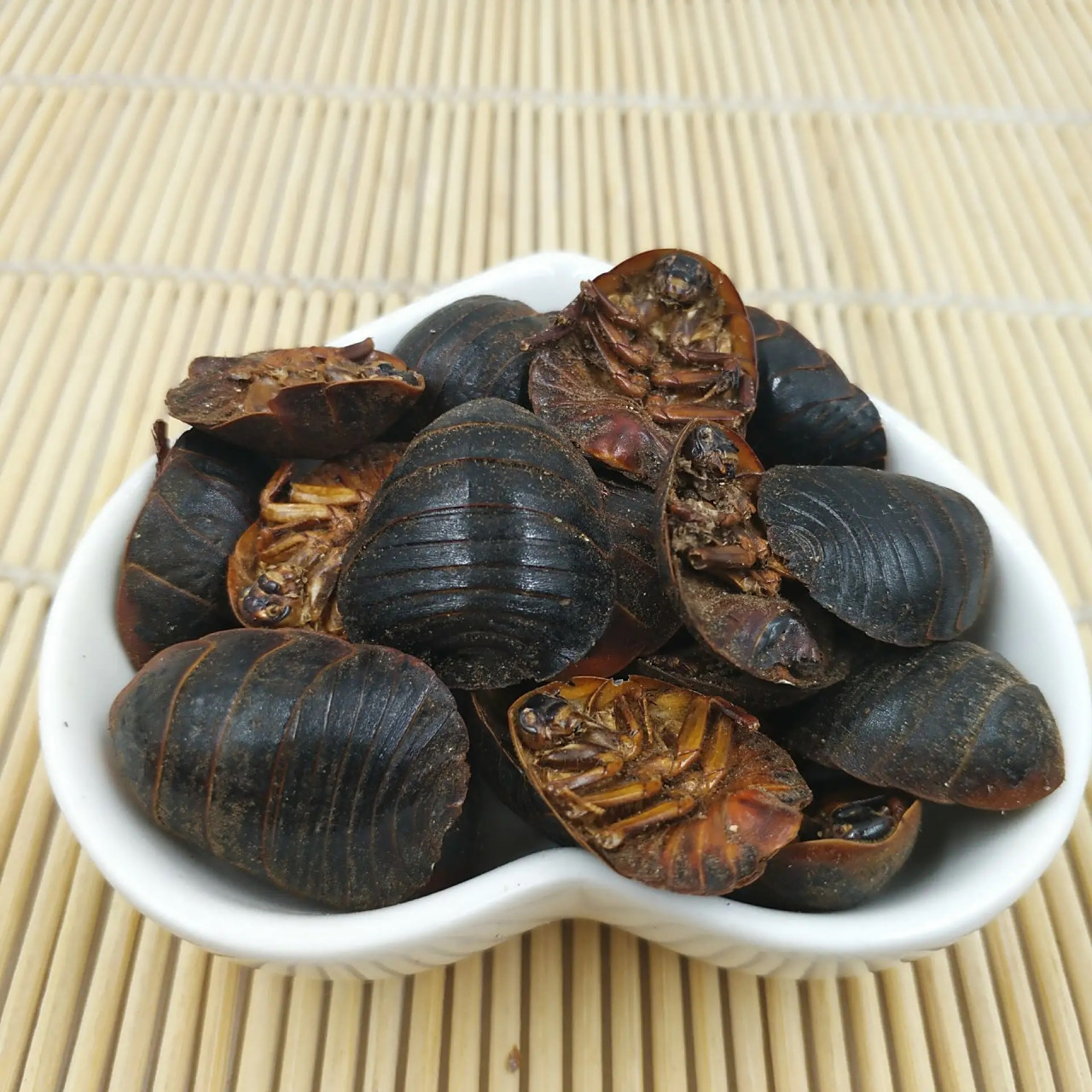 一天早上,他正在灶下烧火,看到灰堆里爬出几个