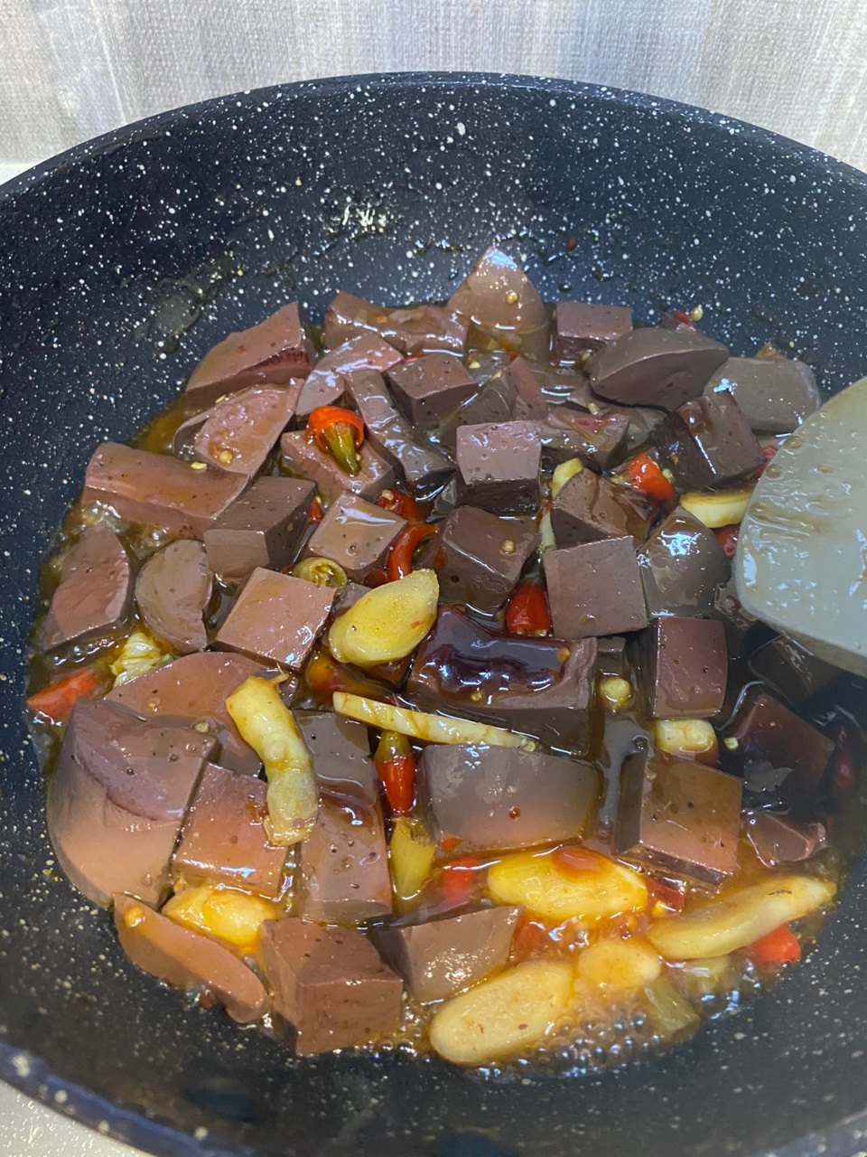 泡椒血旺  泡椒血旺的用料 猪血旺:一块 小泡椒:6,7条 豆瓣:1勺 泡姜