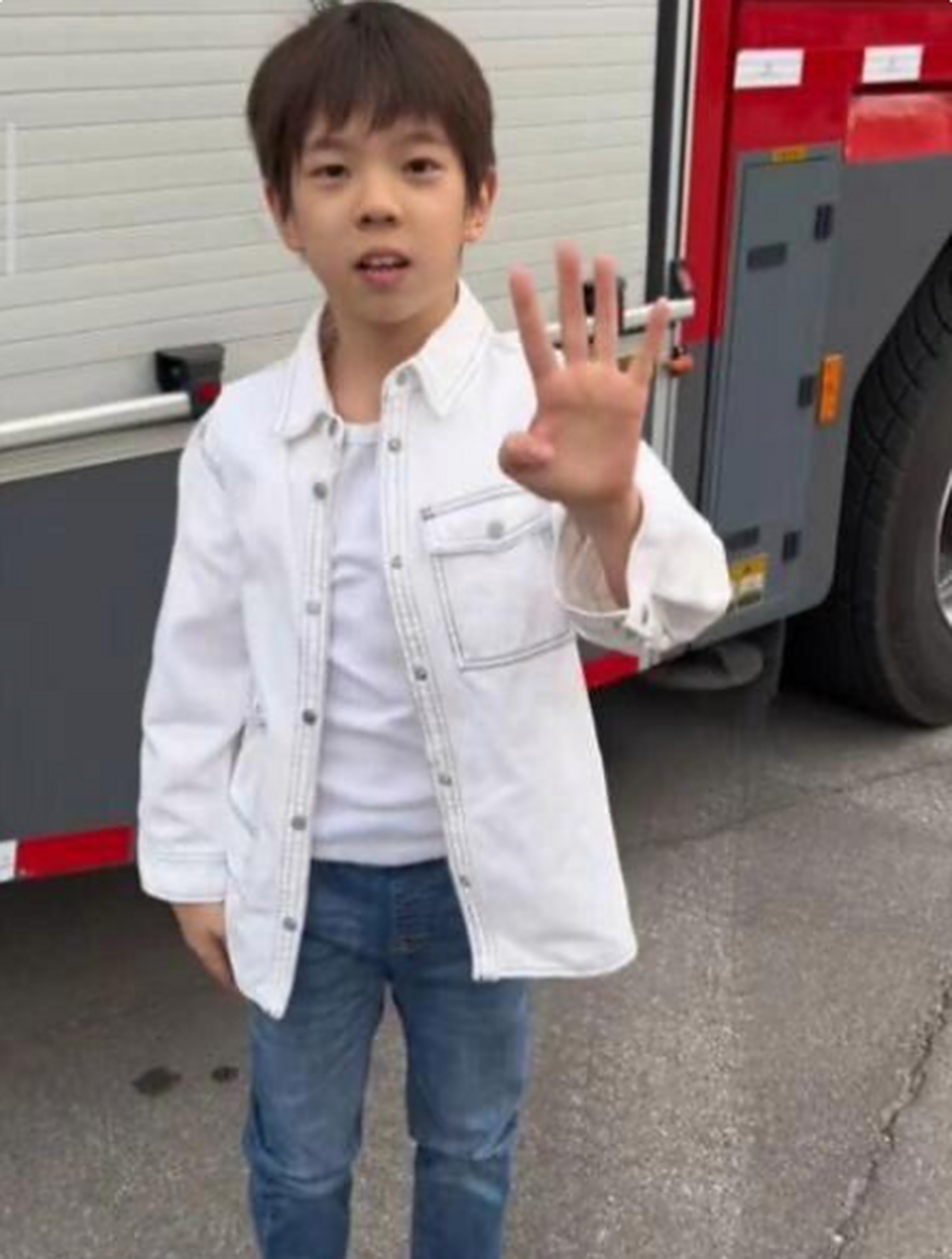 嗯哼近照疑腺样体面容引网友担心