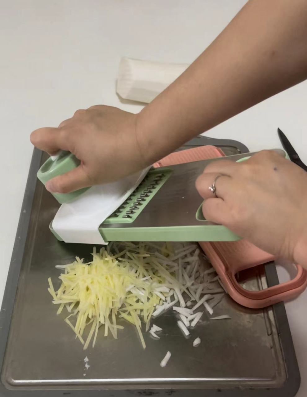 grate 磨碎, grater 擦丝器 grateful 联想记忆,帮我把土豆擦丝,我