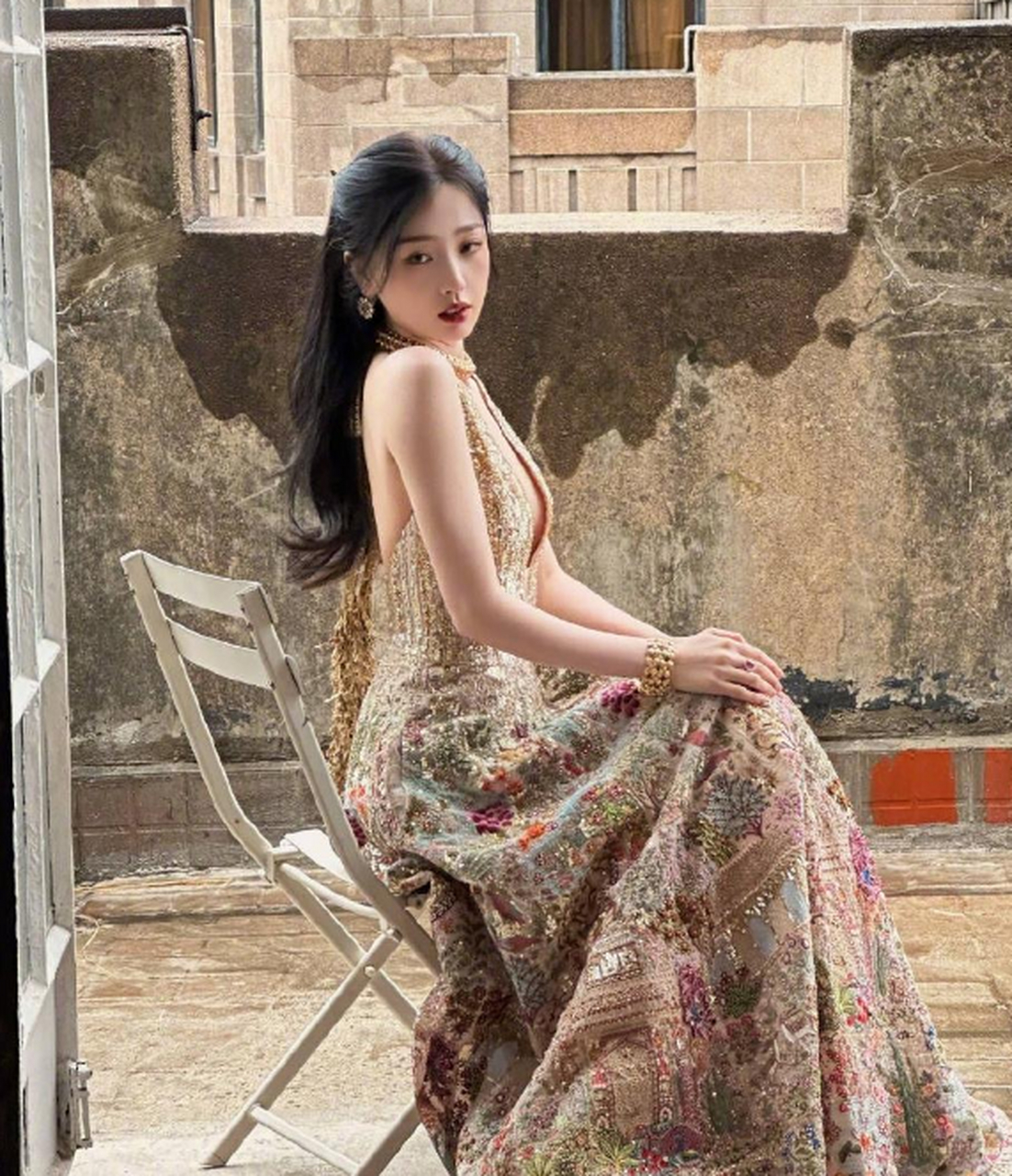 虞书欣晒出百变造型写真随拍,对镜摆拍尽显好身材.