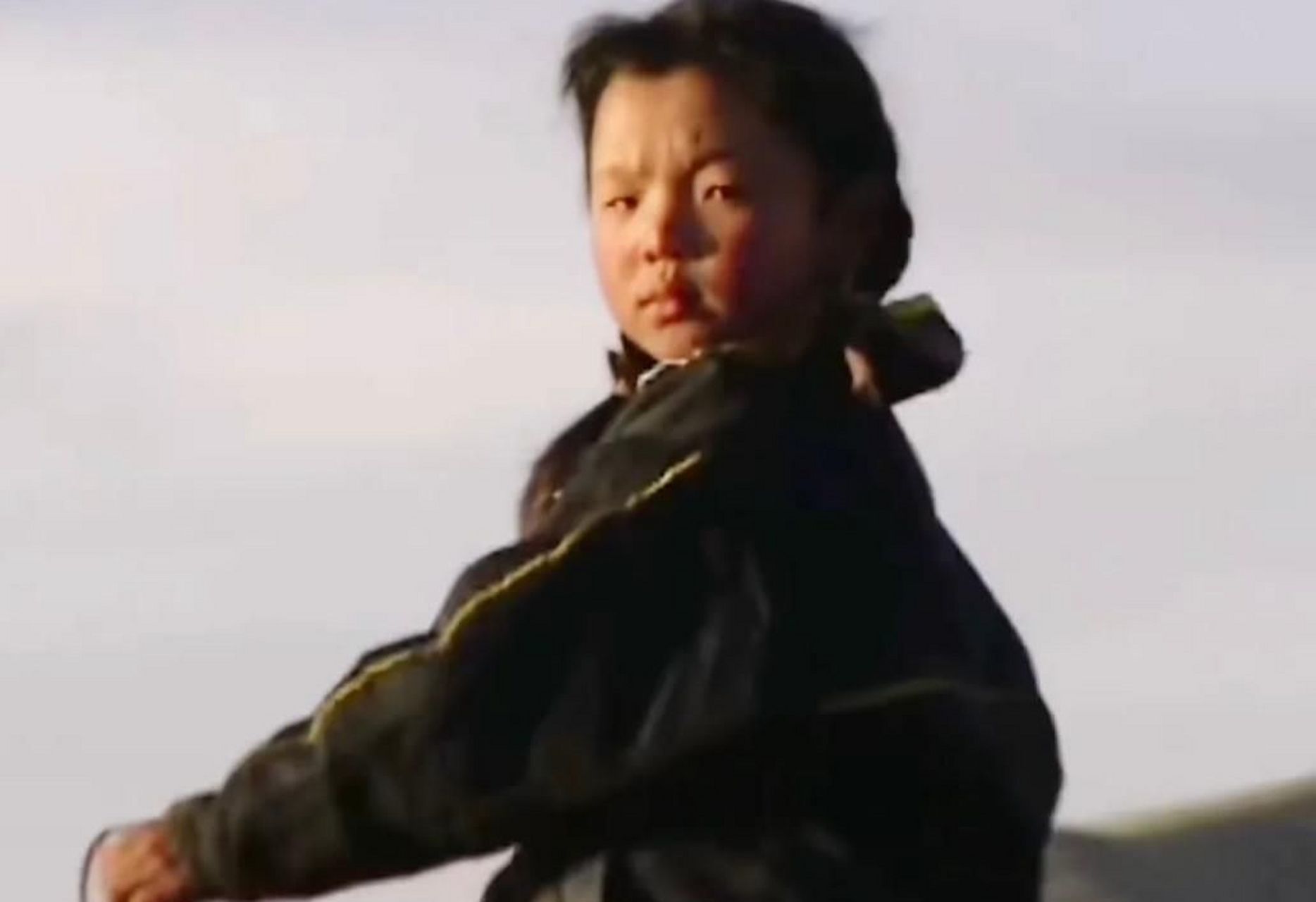 普洁镜头里一副桀骜不驯的表情,俯视着眼前的一切