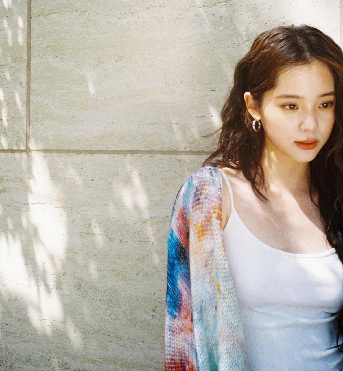 穿吊带的欧阳娜娜,人比景美,好身材展露无遗!