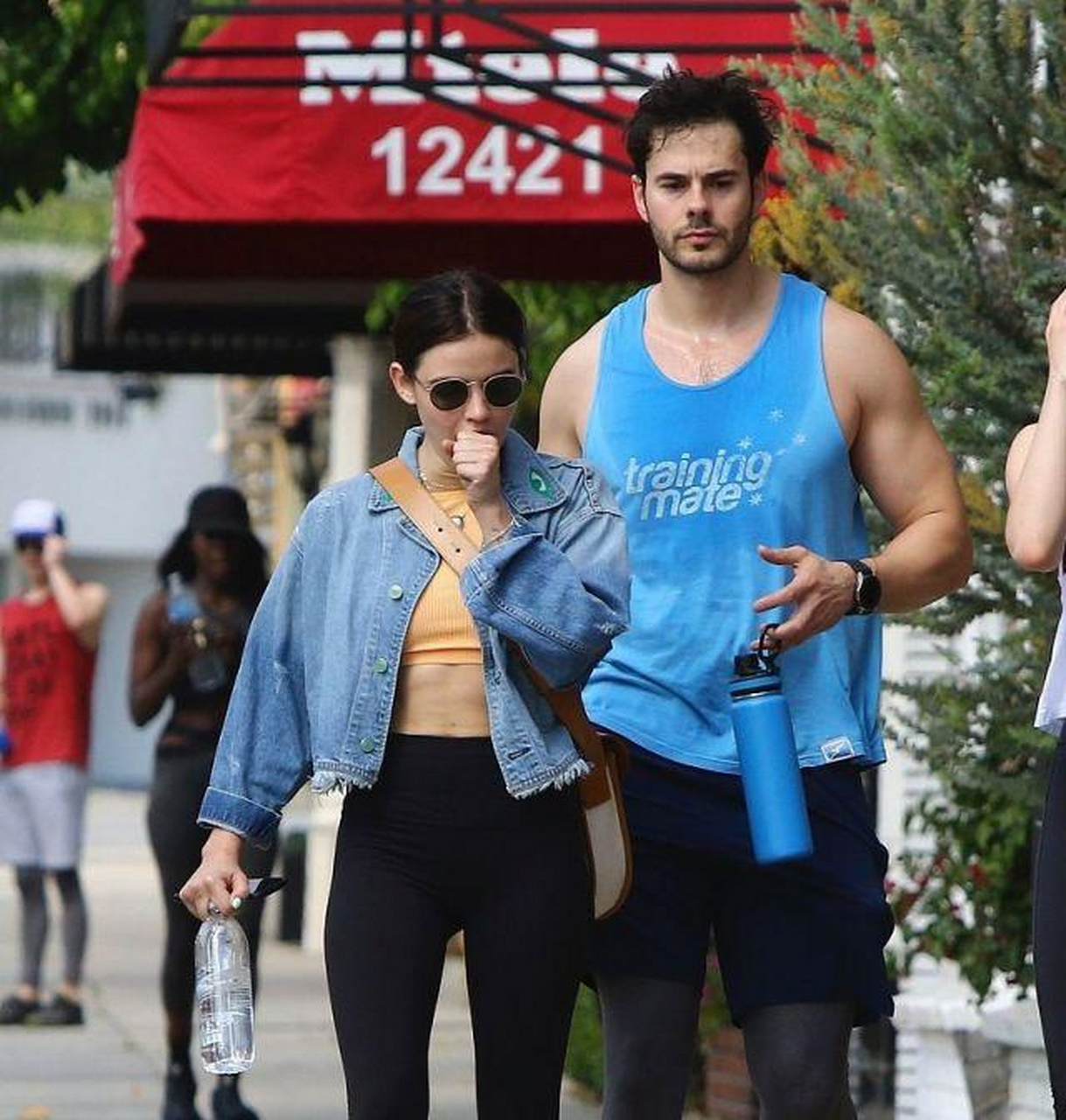 露西·海尔与友人现身街头悠闲逛街,身穿露脐装马甲线亮眼