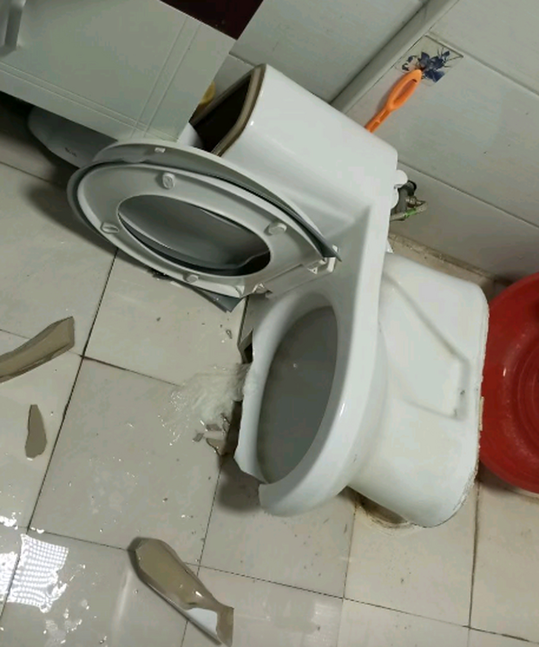 男朋友第一次来我家,直接把马桶坐炸了,我要不要分手