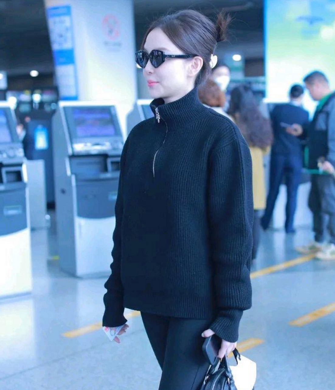 汪小敏出现在长沙机场,一身宽松的黑色的衣服,下身穿黑色的细腿裤,看
