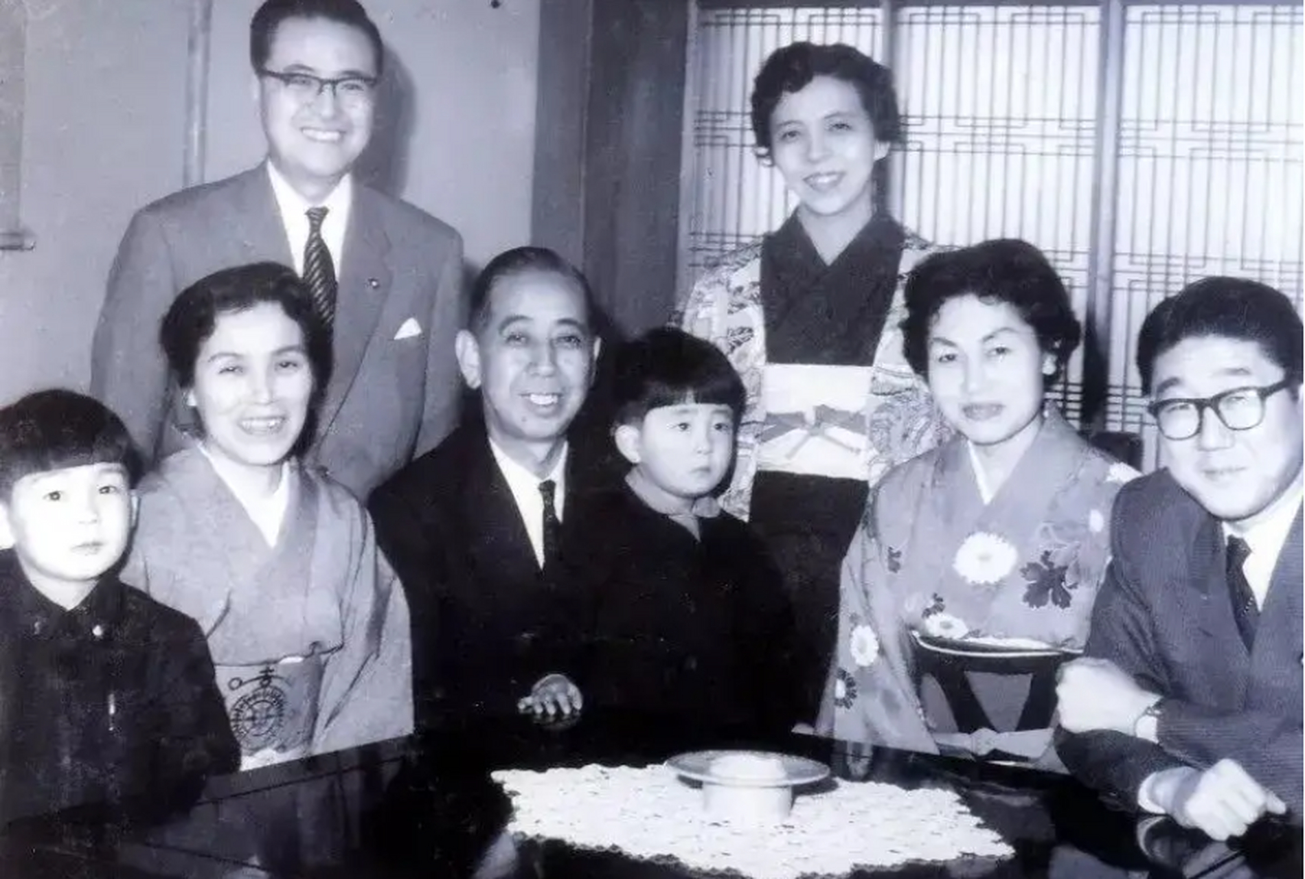 历史上被刺杀的日本首相  岸信介是日本第56任,57任首相(1957年2月25