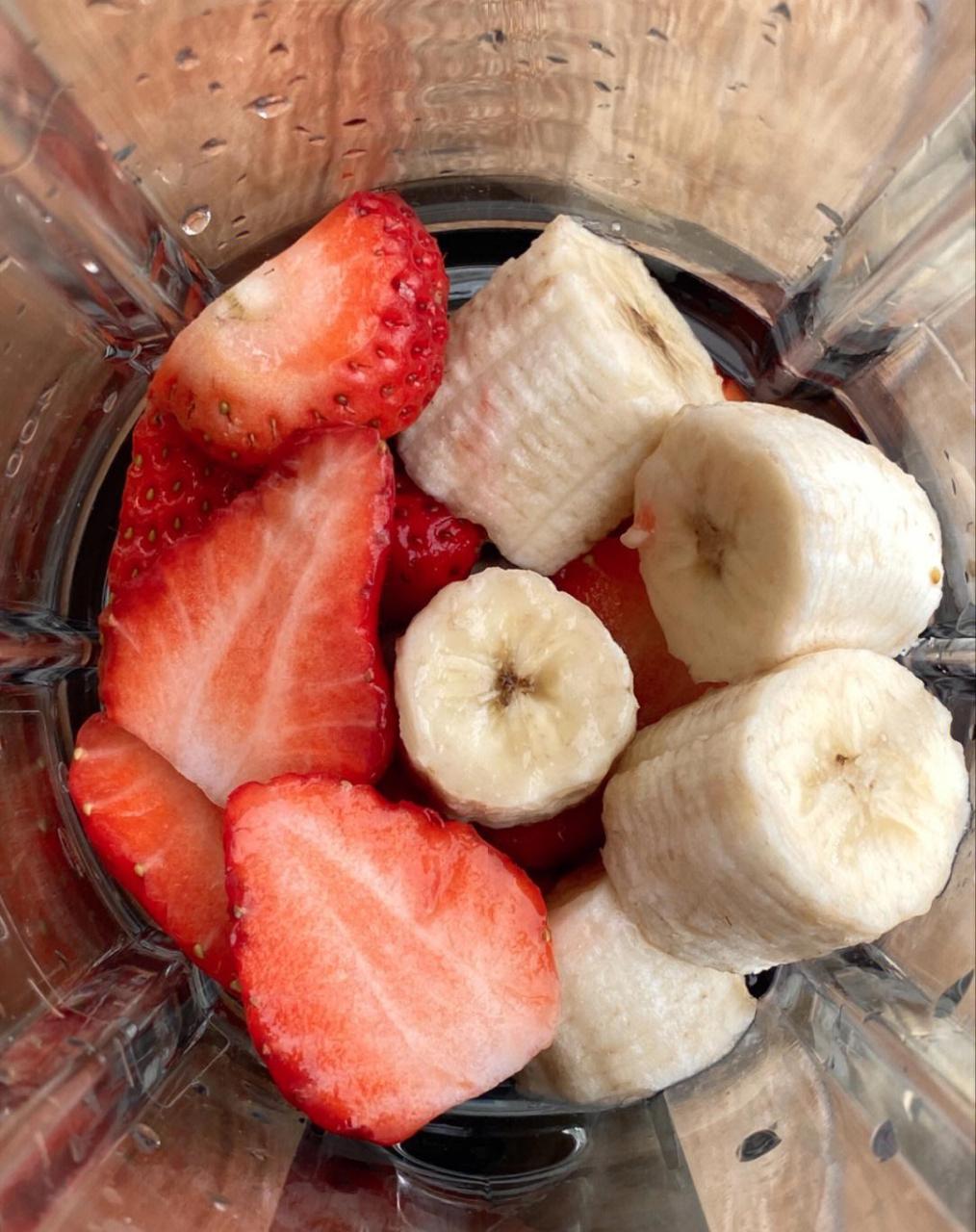 这杯草莓香蕉奶昔是在外面果汁店喝到的配方,回来自己试着做了,性价比