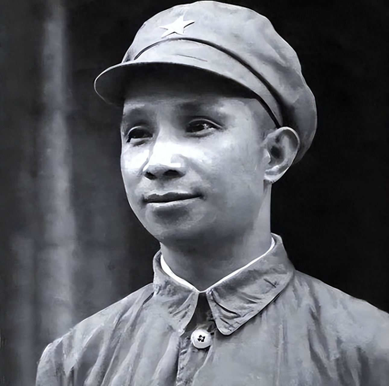 在他刚参军后,需要填表,在"特长"一栏,粟裕写了三个字:"跑长路.