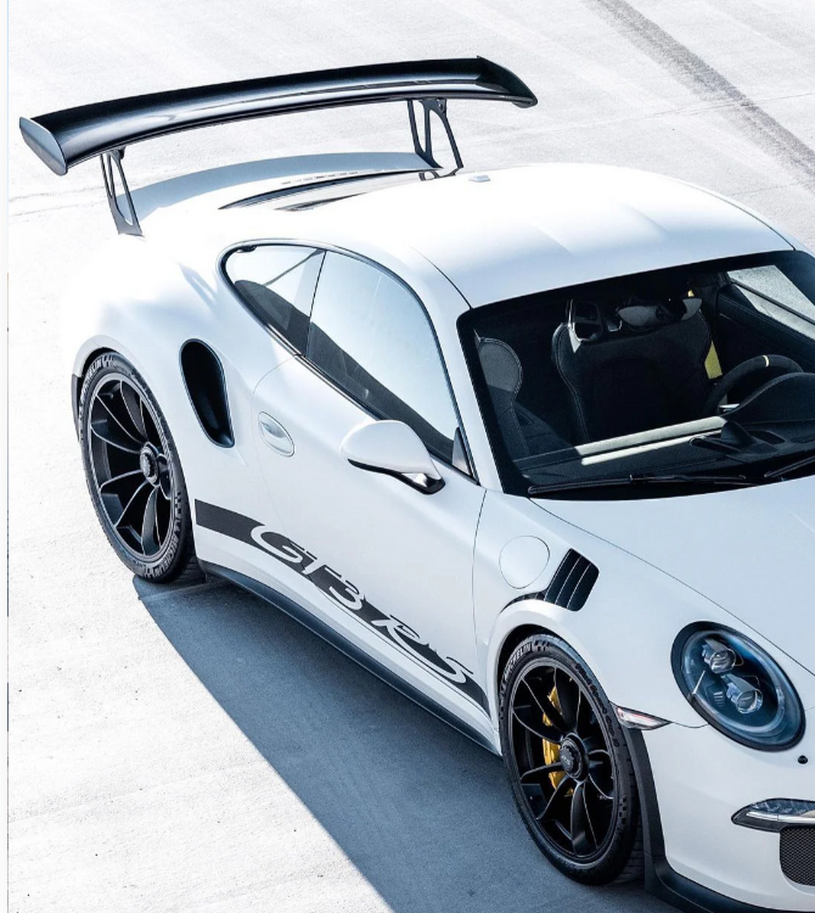 gt3 rs的独特魅力 纯白色保时捷911 gt3 rs,一款备受瞩目的跑车,以其