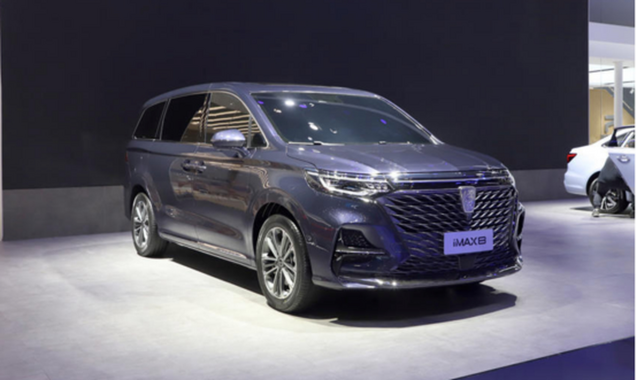 【上汽荣威imax8最新消息 将于10月正式上市】近日,天天汽车获悉,在