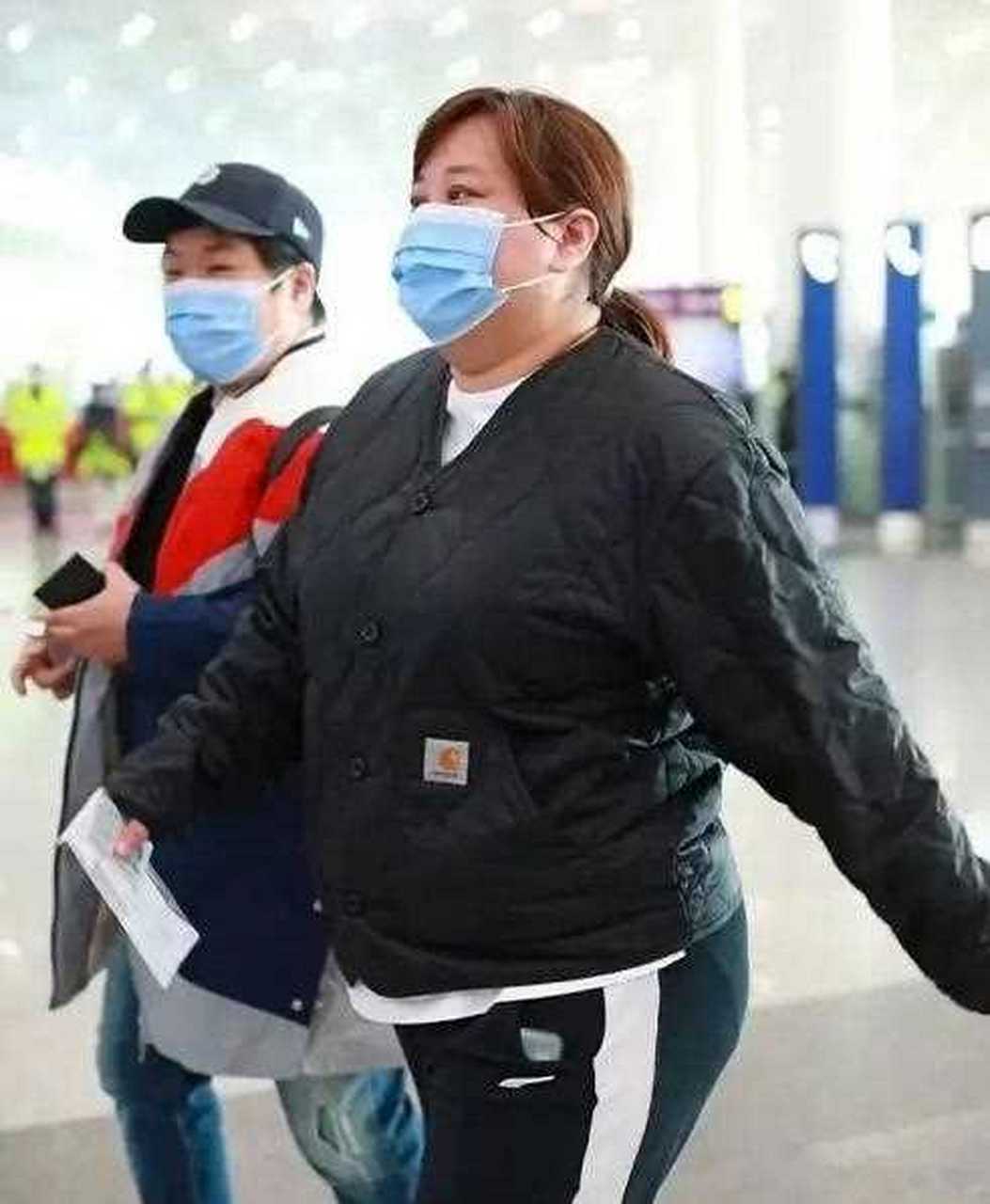 贾玲的家[左哼哼]  走进贾玲家,最显眼的是麻将桌,难怪朋友都喜欢去她