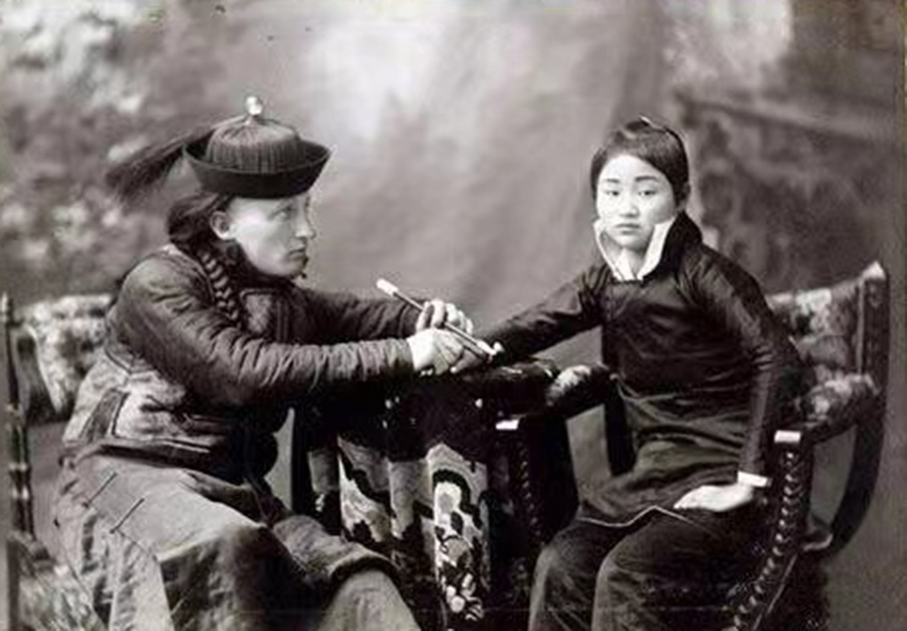 在清朝末年的这张古老照片中,我们看到了一个外国人穿着汉服的场景,他