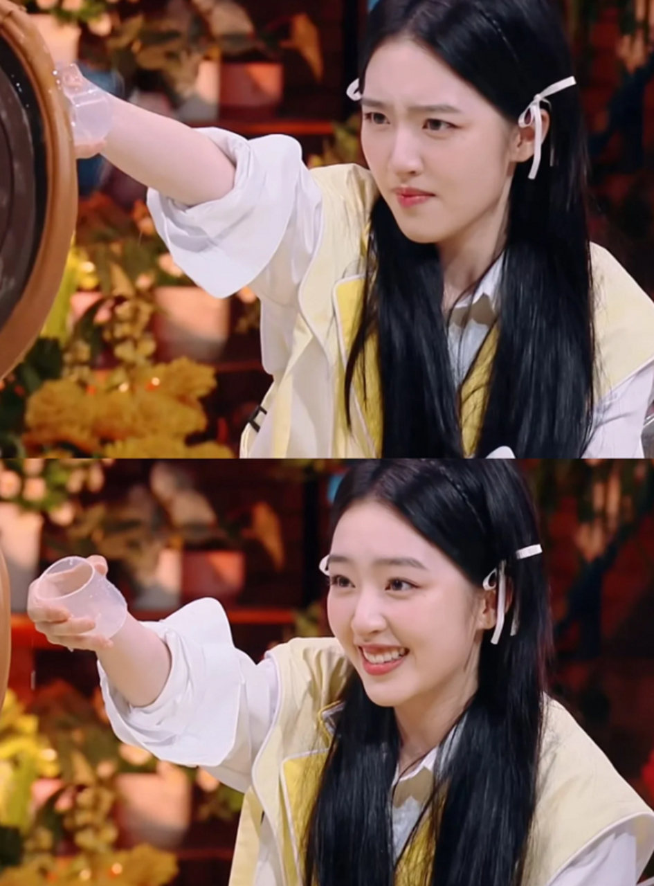 之前确实不认识邓恩熙 第一次看她的综艺 这个表情也太可爱太清澈了吧