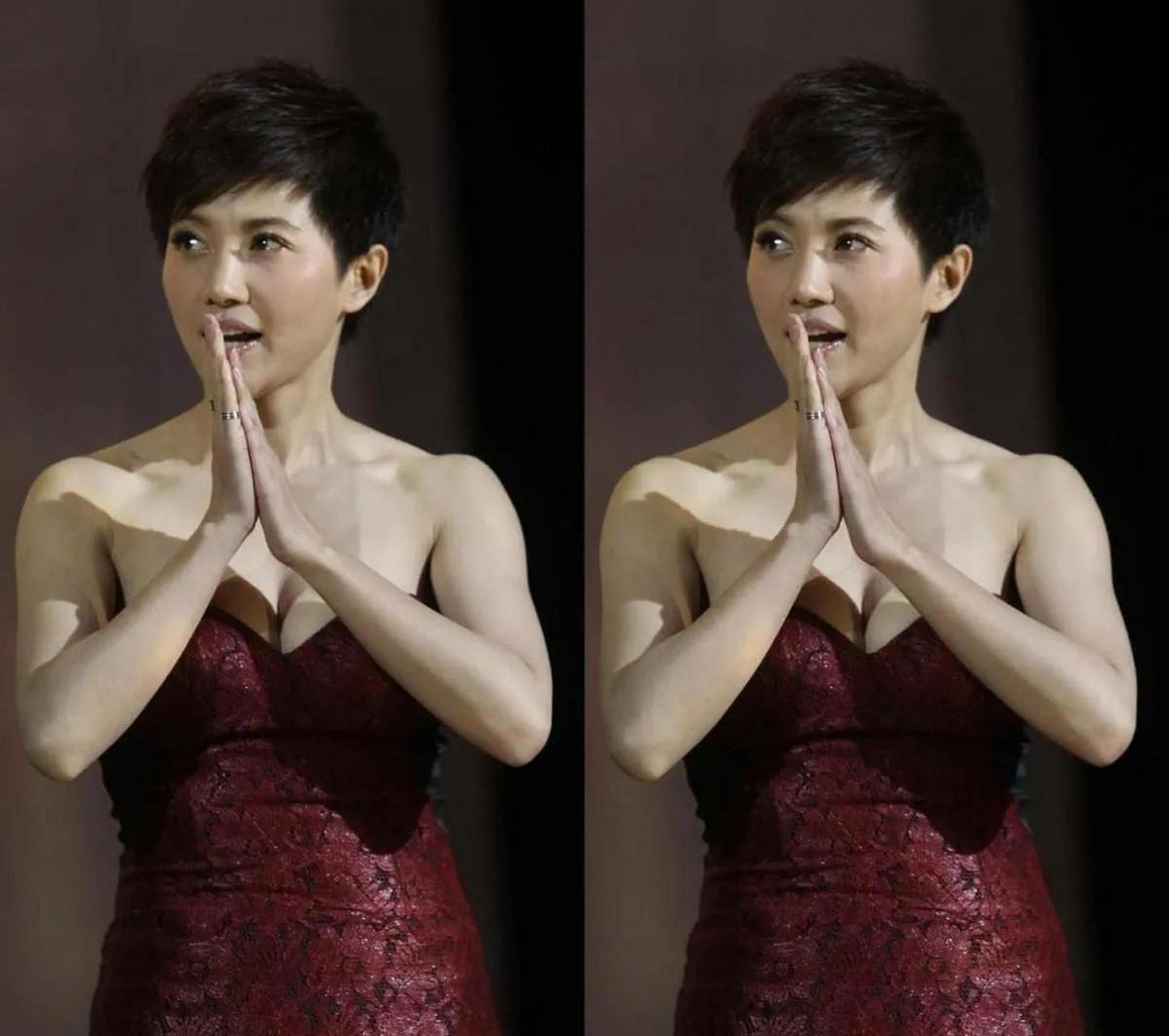 这条酒红色的抹胸裙是复古的蕾丝材质,显得精致有质感,映衬着颜丙燕